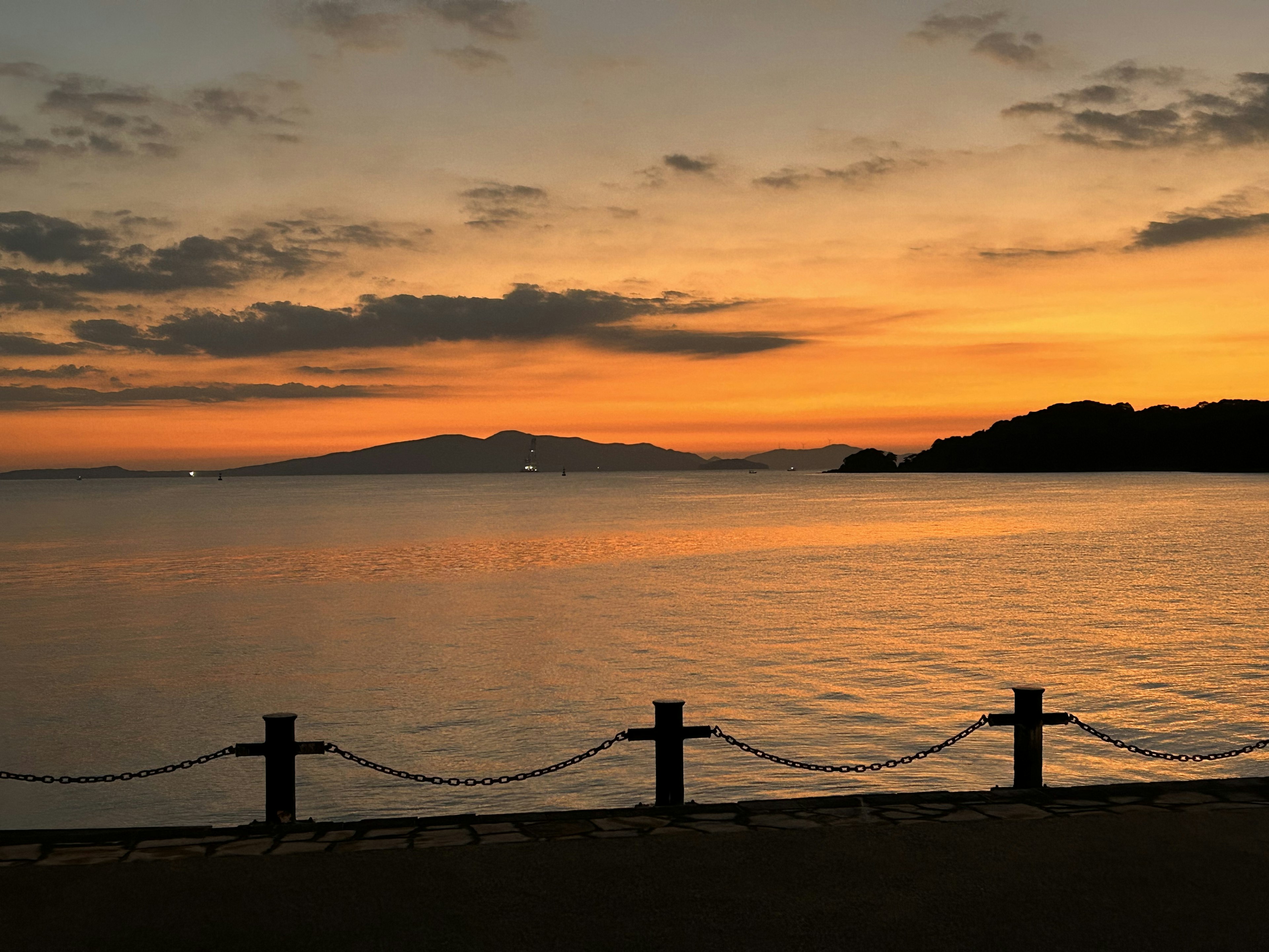 夕焼けの海と島の景色