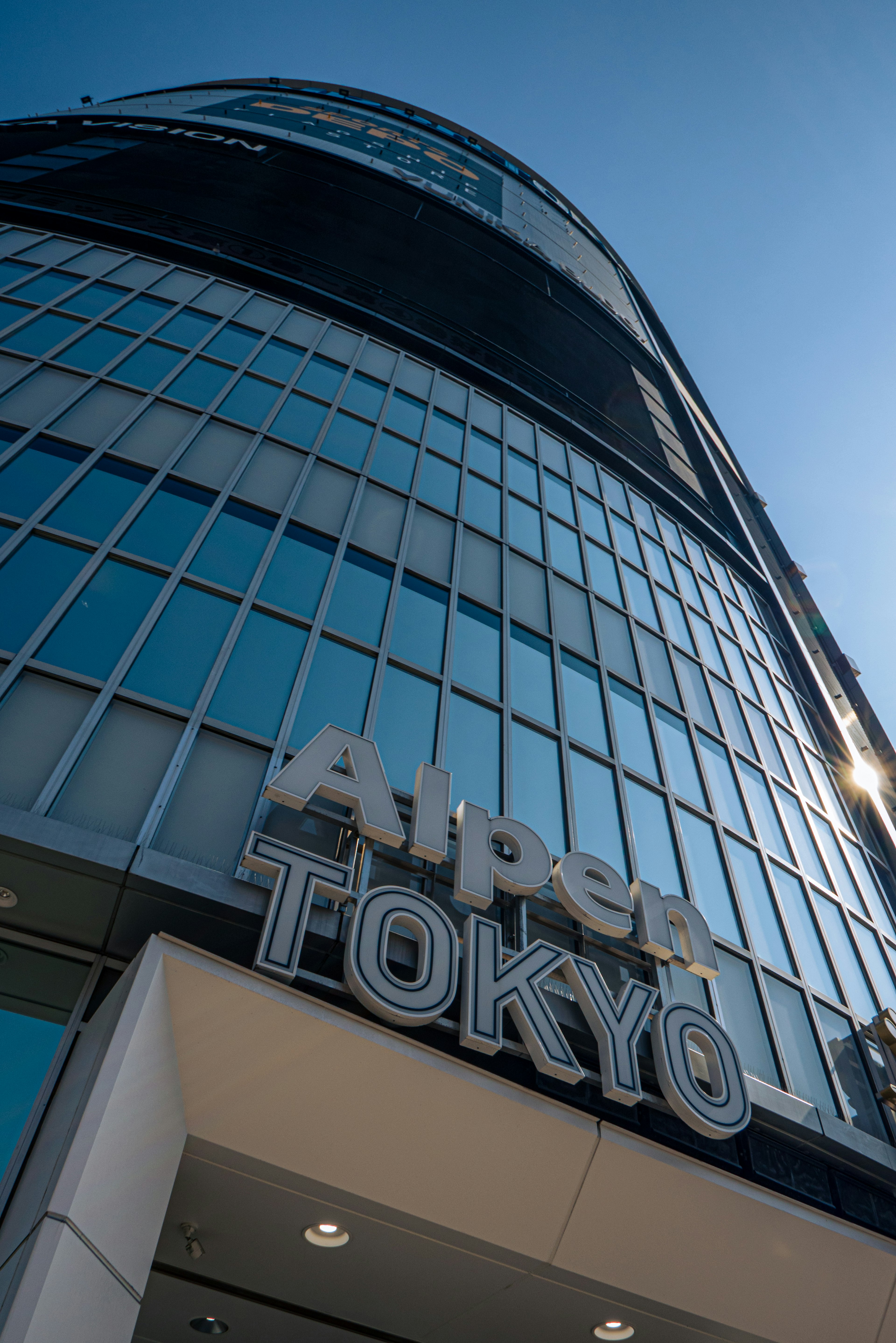 Moderne Gebäudeaußenansicht von Alpen Tokyo mit Glasfassade