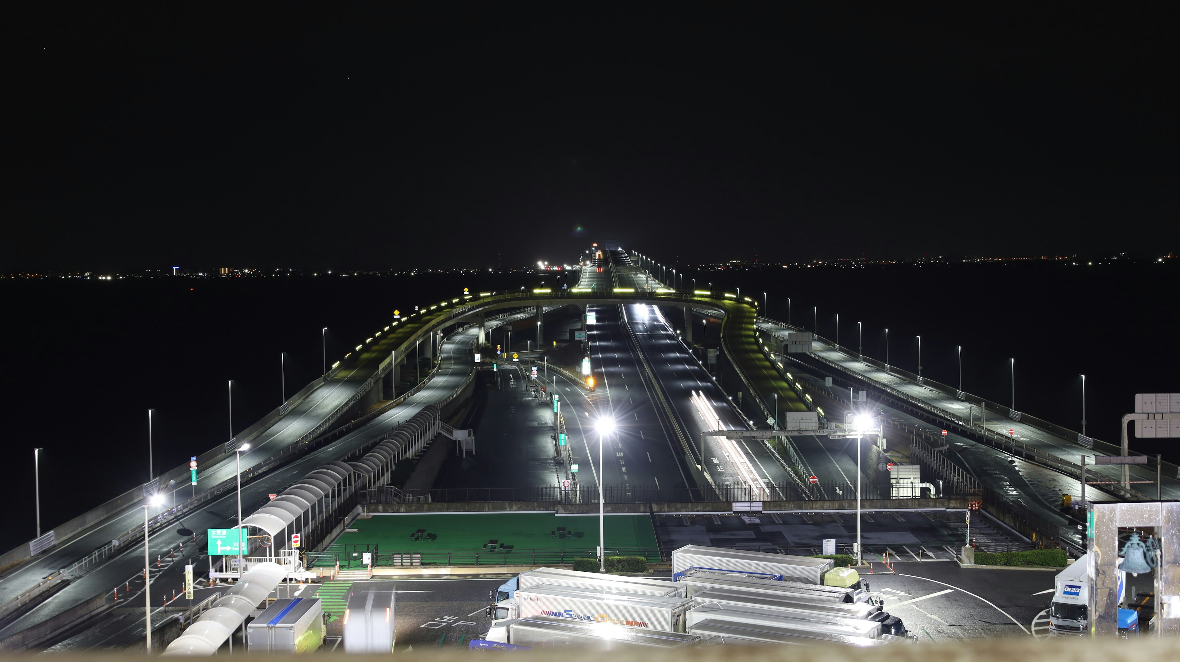 Nachtansicht einer Brücke und Straße mit schönen Lichtreflexionen