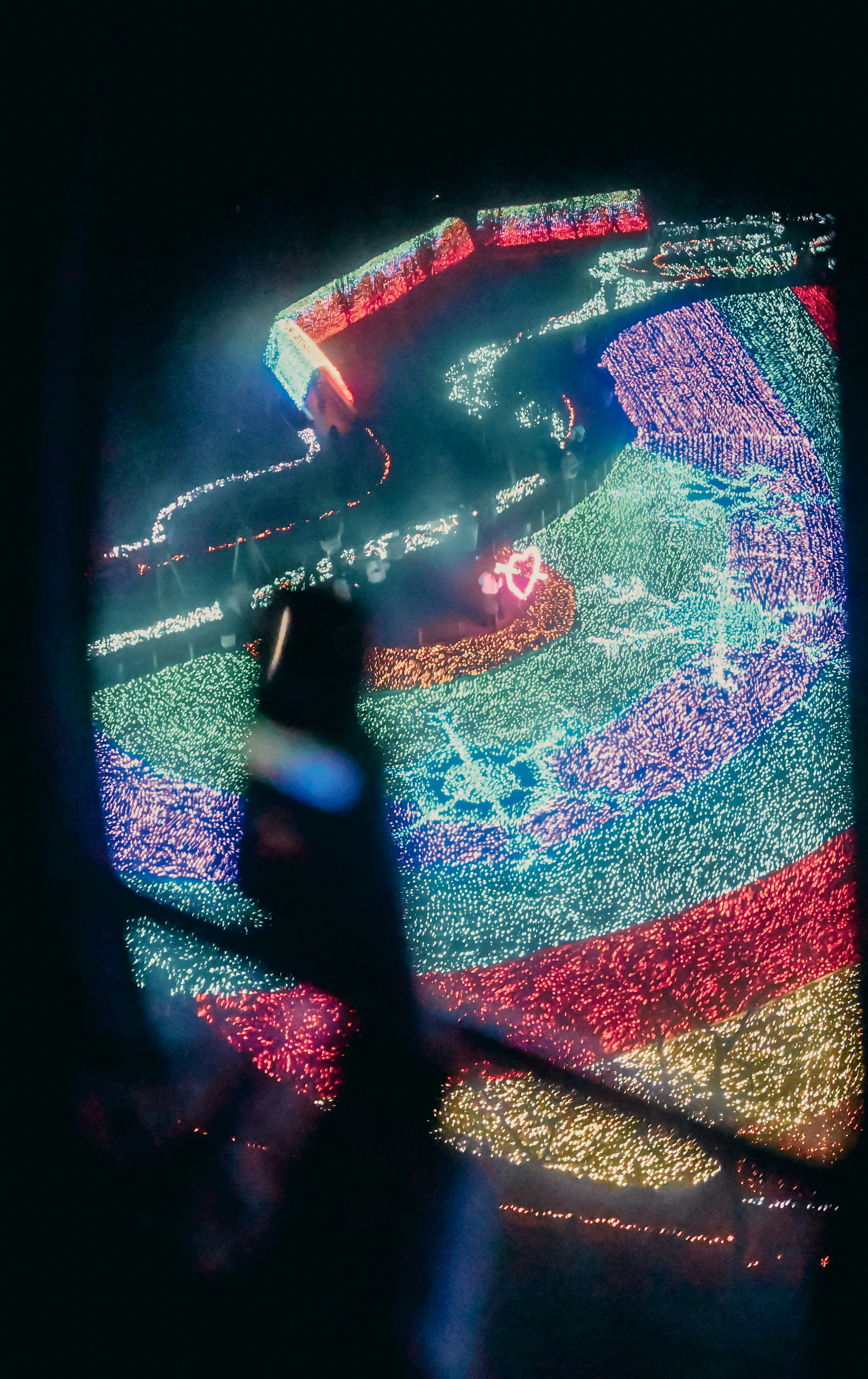 Una vista de un estadio lleno de luces coloridas y una multitud animada