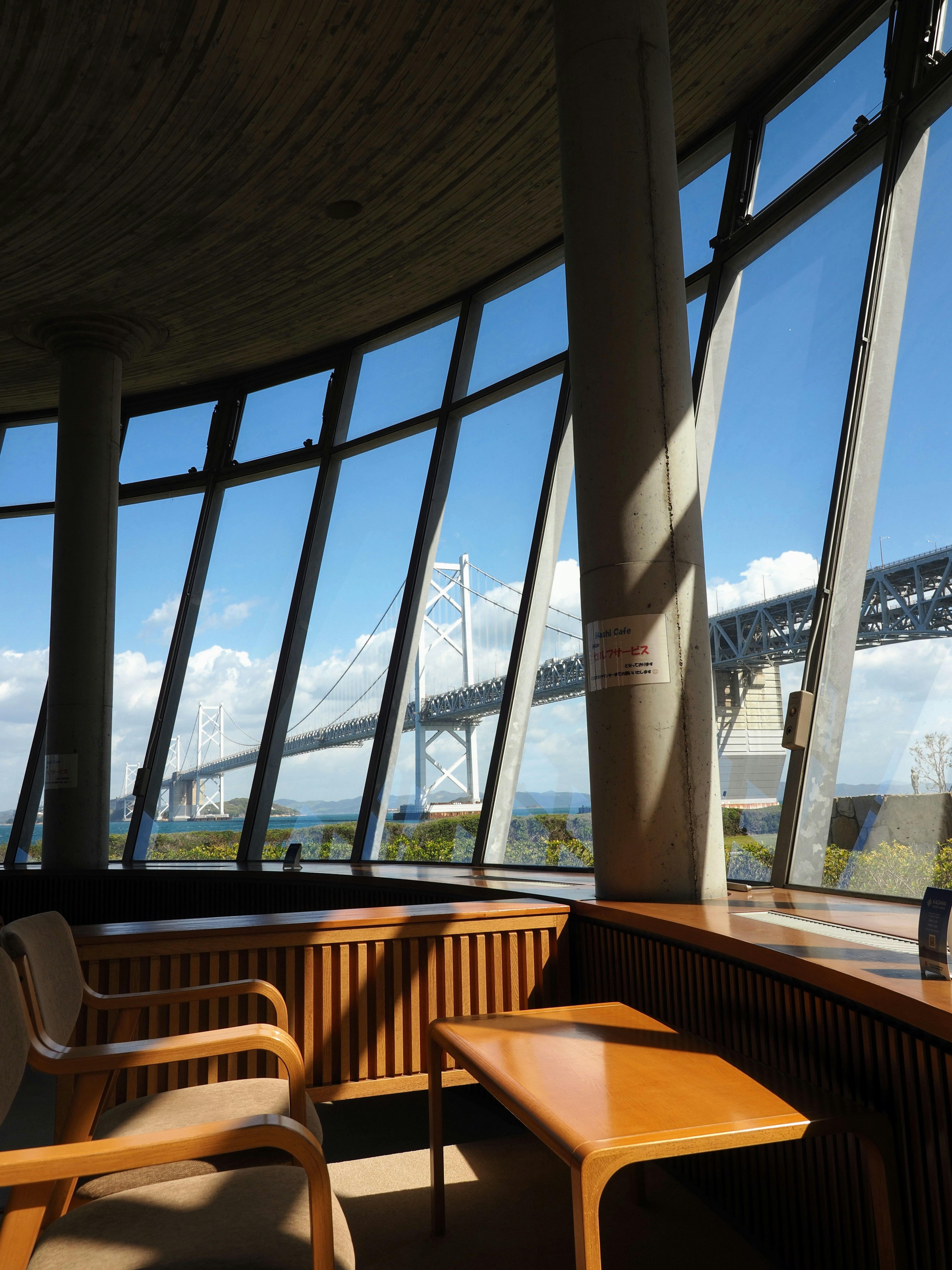 Mesa y sillas de madera con vista brillante a través de grandes ventanas