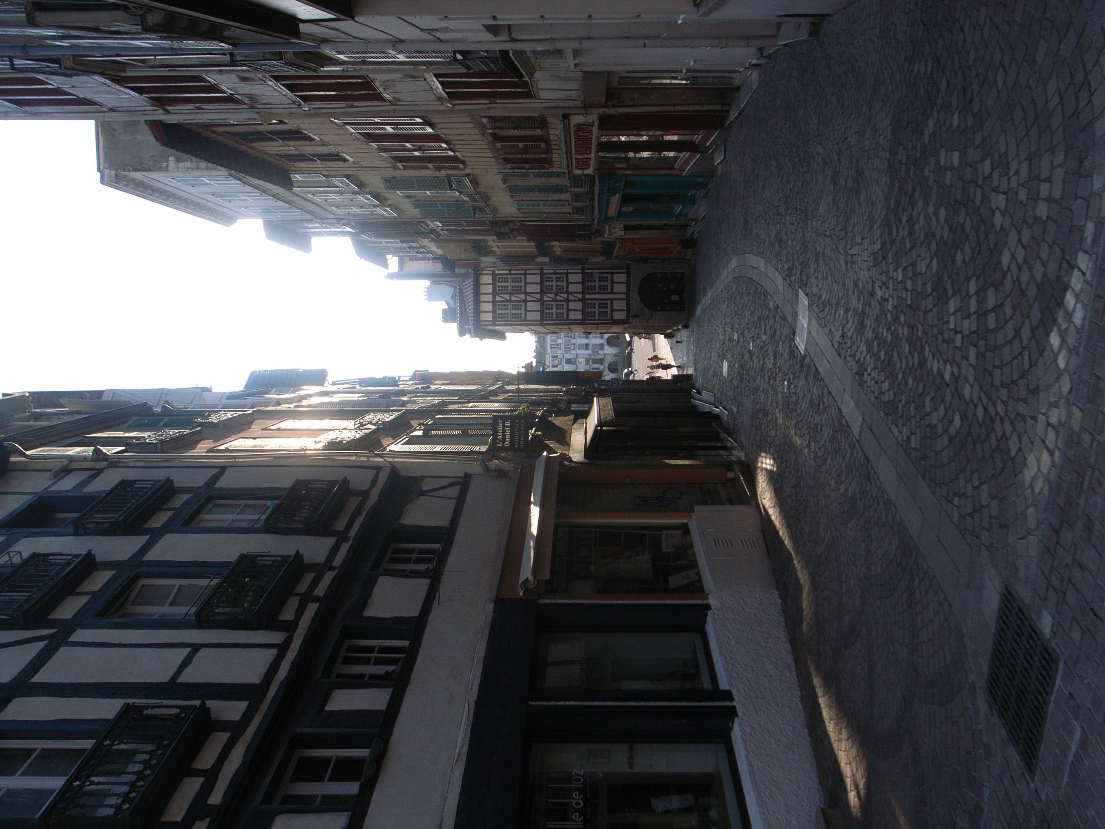 Rue étroite pavée de pierres bordée de vieux bâtiments