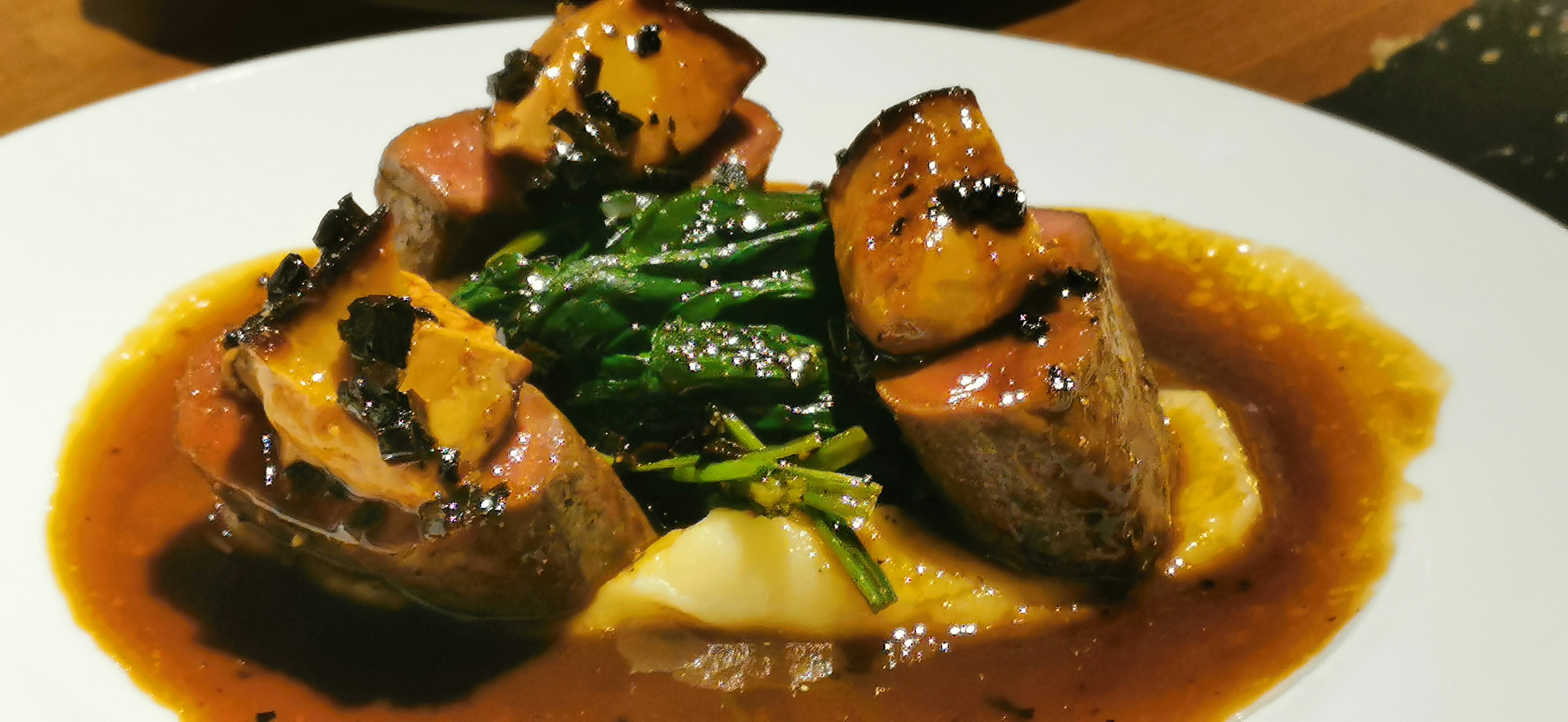 Un plato de carne delicioso con carne sellada y verduras verdes