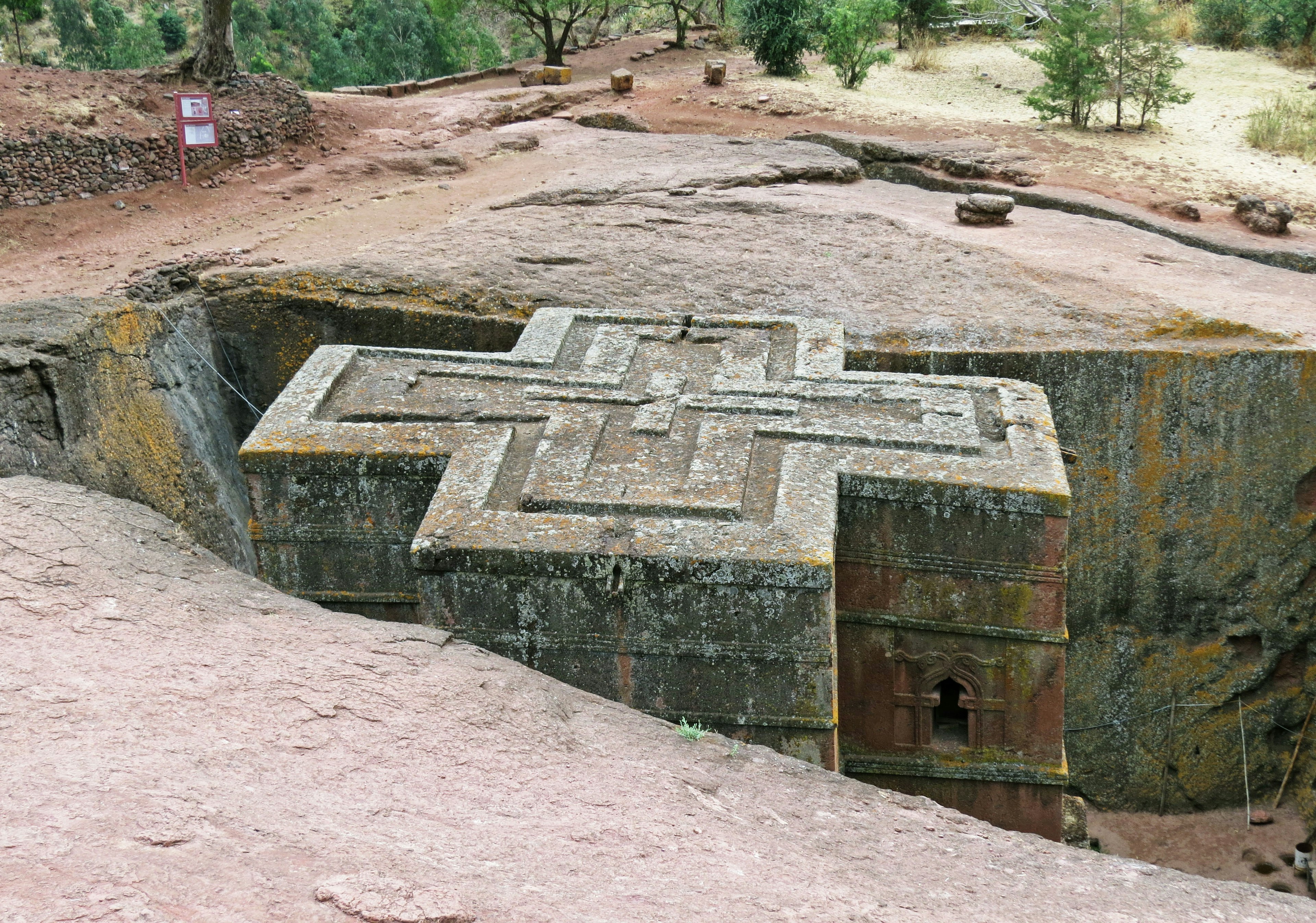 Structure d'église taillée dans la roche avec une forme de croix