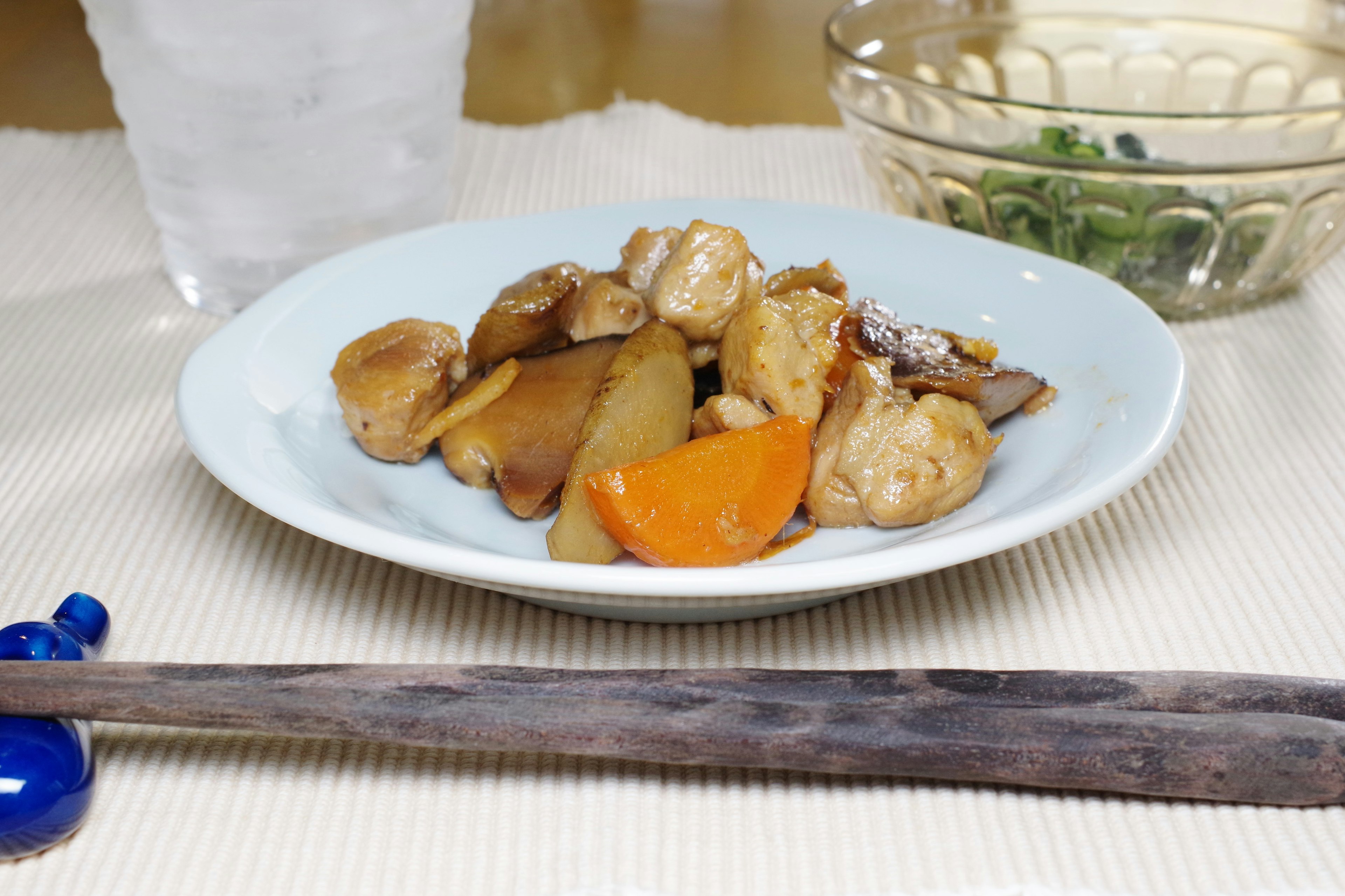 Plat de poulet et légumes dans une assiette bleue