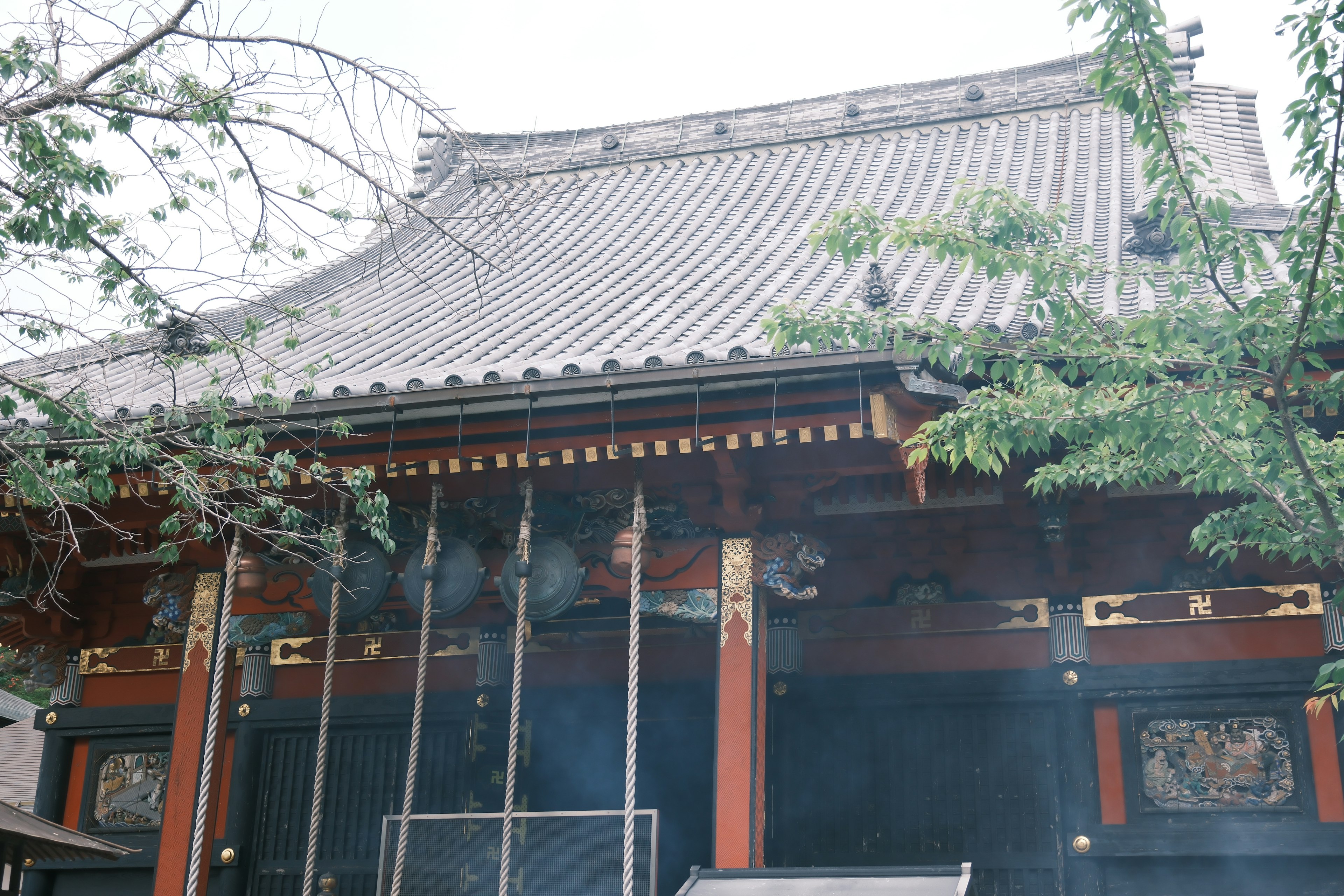 伝統的な日本の寺院の屋根と装飾が見える