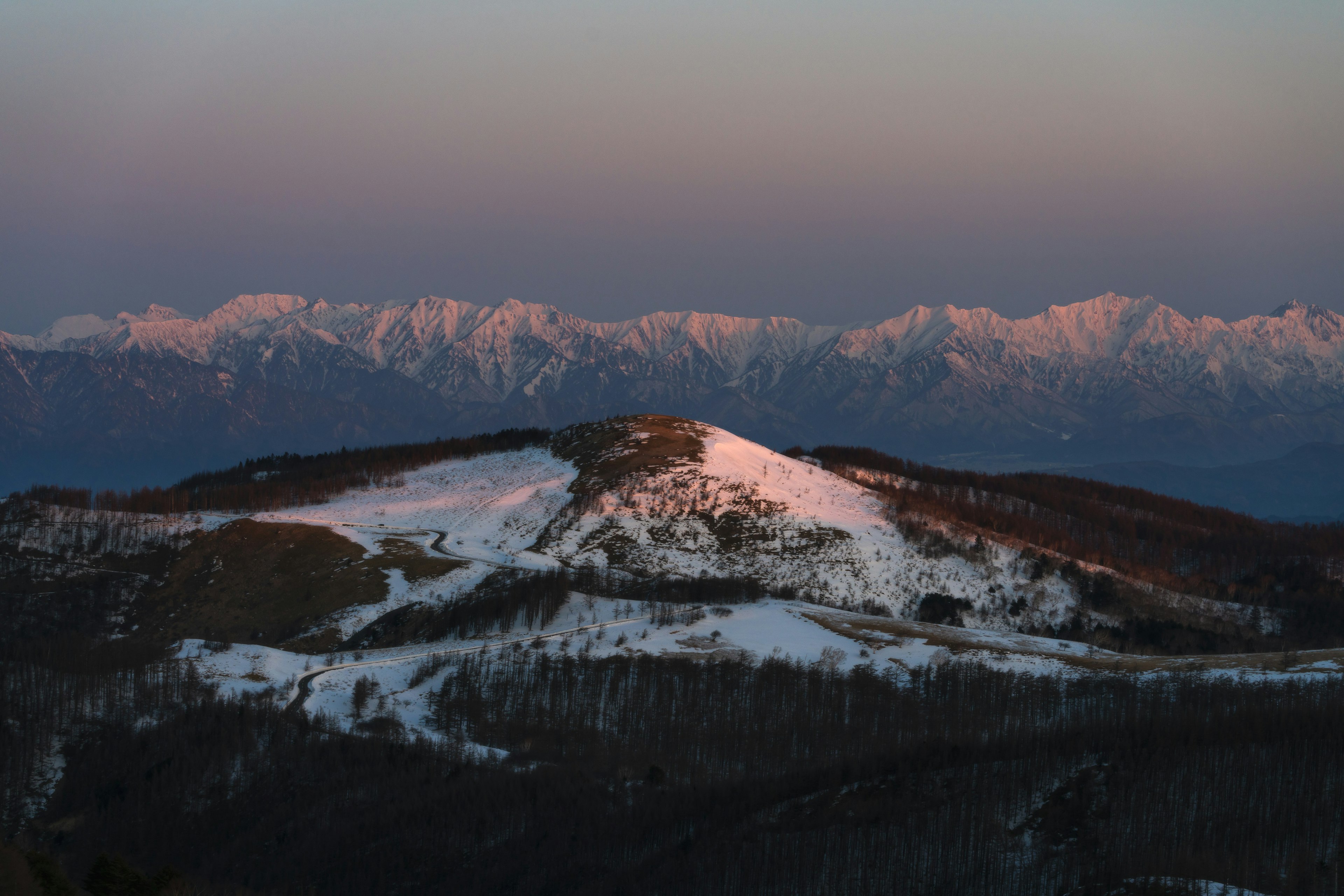 Montagna coperta di neve con cielo al tramonto