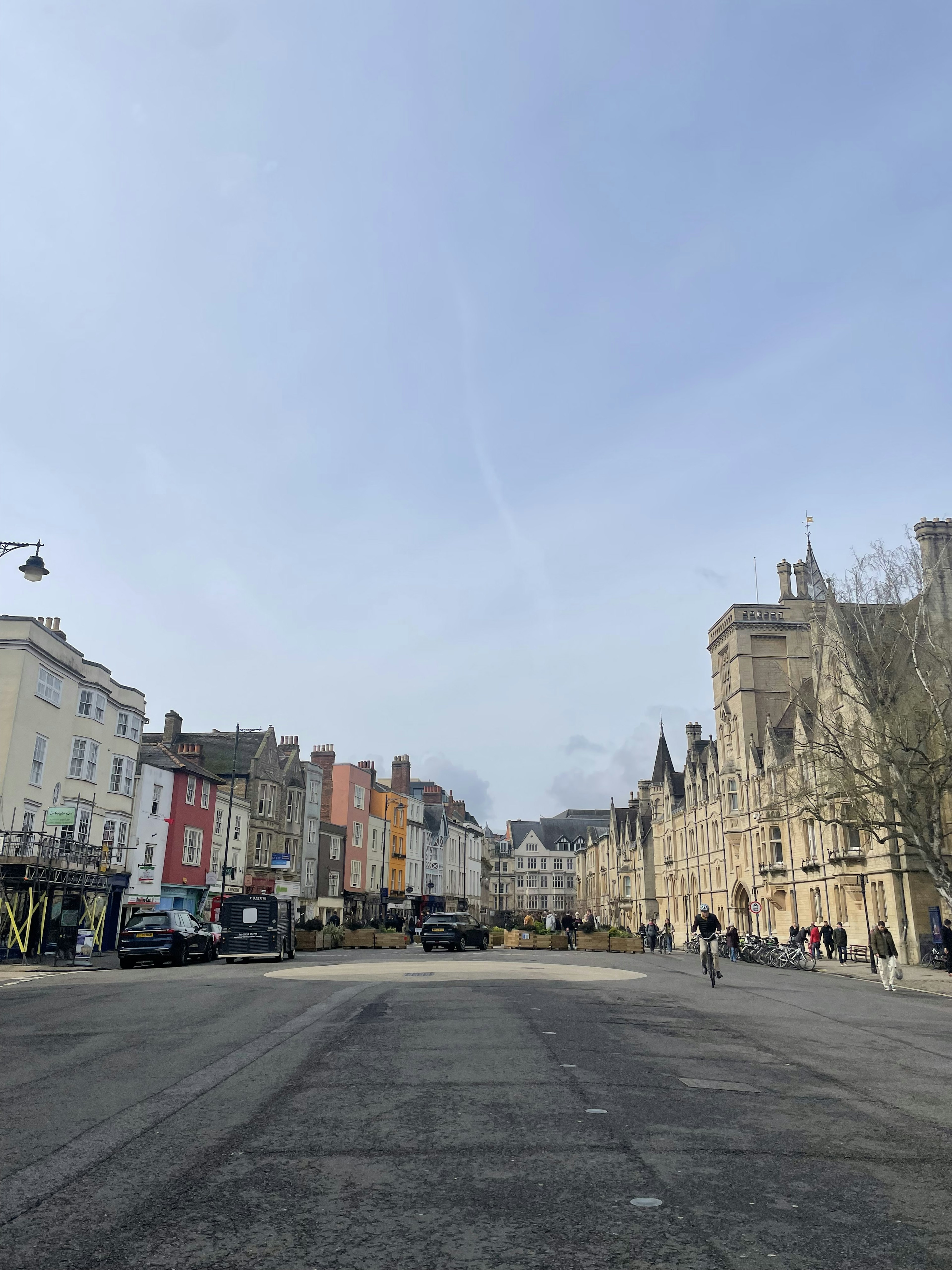 Bunte Gebäude entlang einer Straße unter einem blauen Himmel