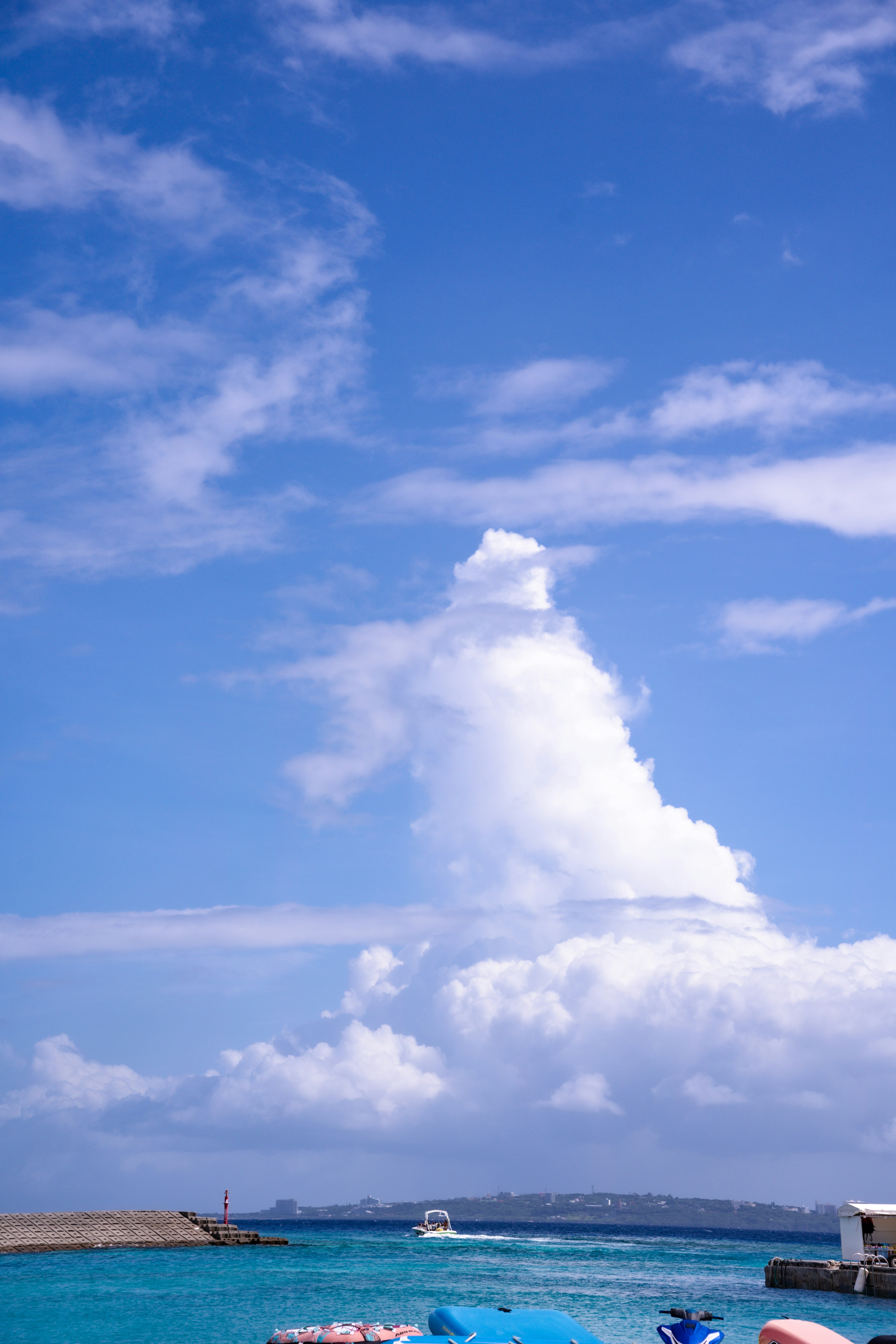 青い空と白い雲が印象的な海の風景