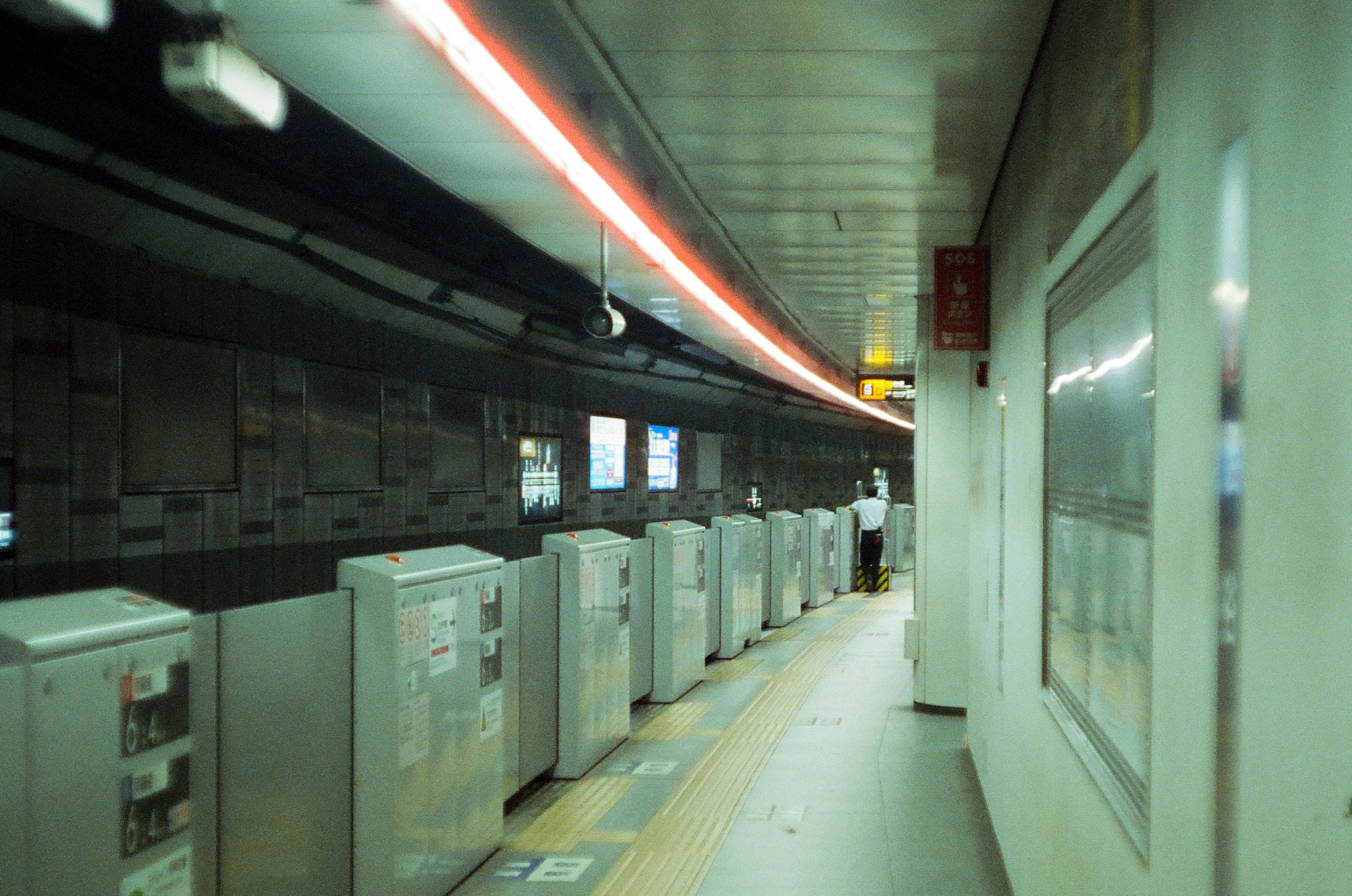 Piattaforma della metropolitana con distributori automatici e illuminazione ambientale