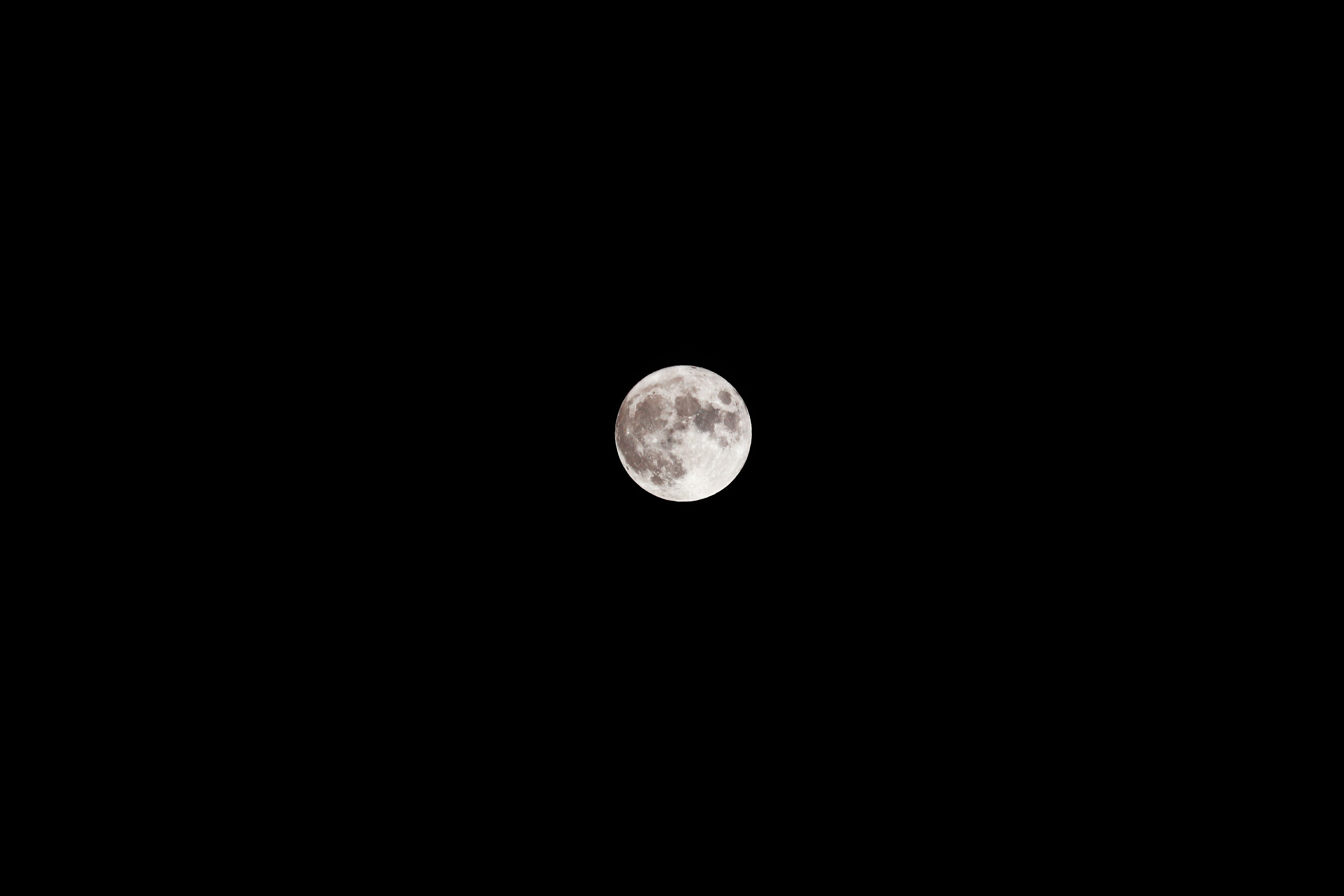 Primer plano detallado de la luna brillando sobre un fondo negro