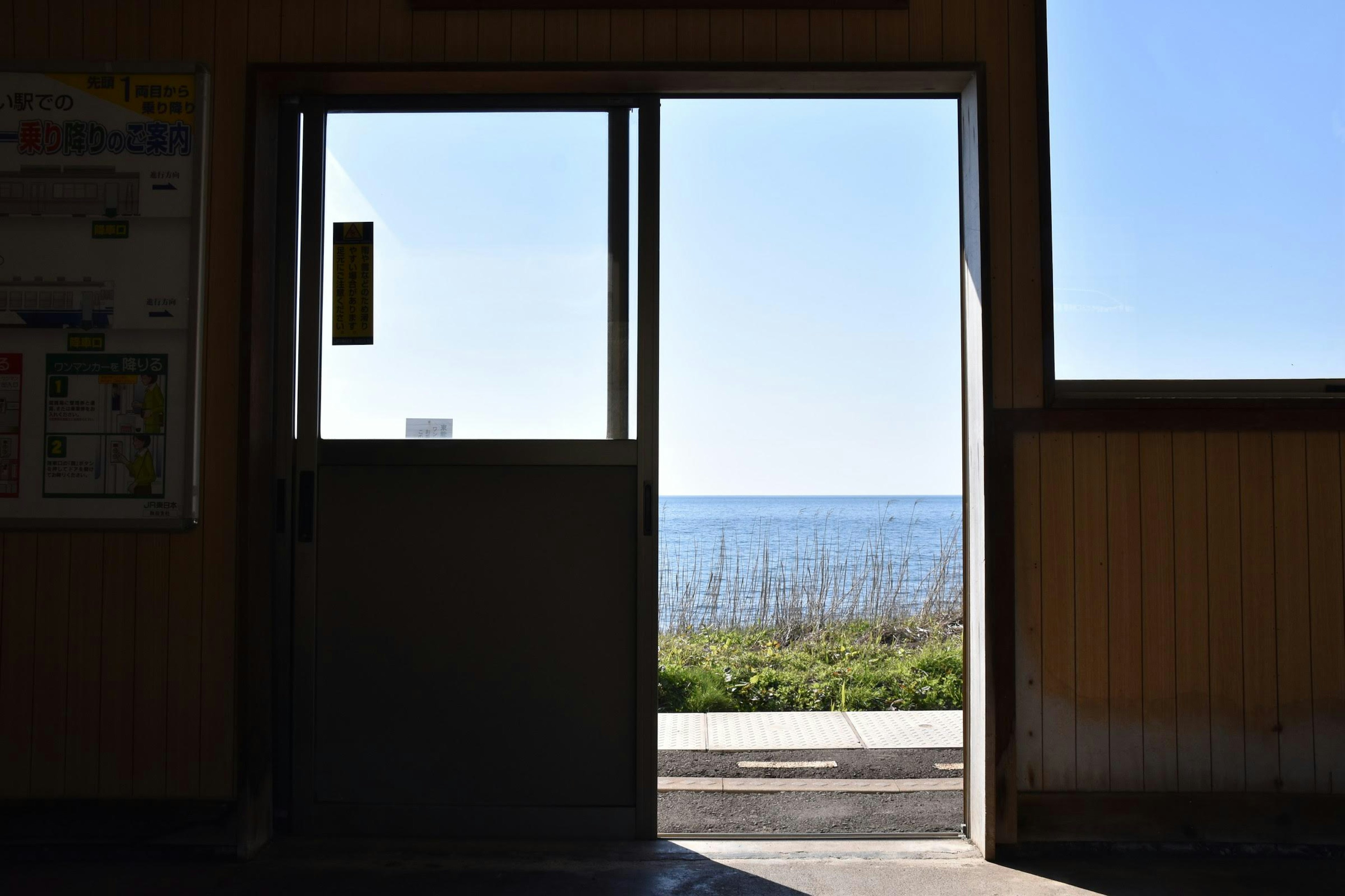 Silhouette d'une porte ouverte donnant sur la mer