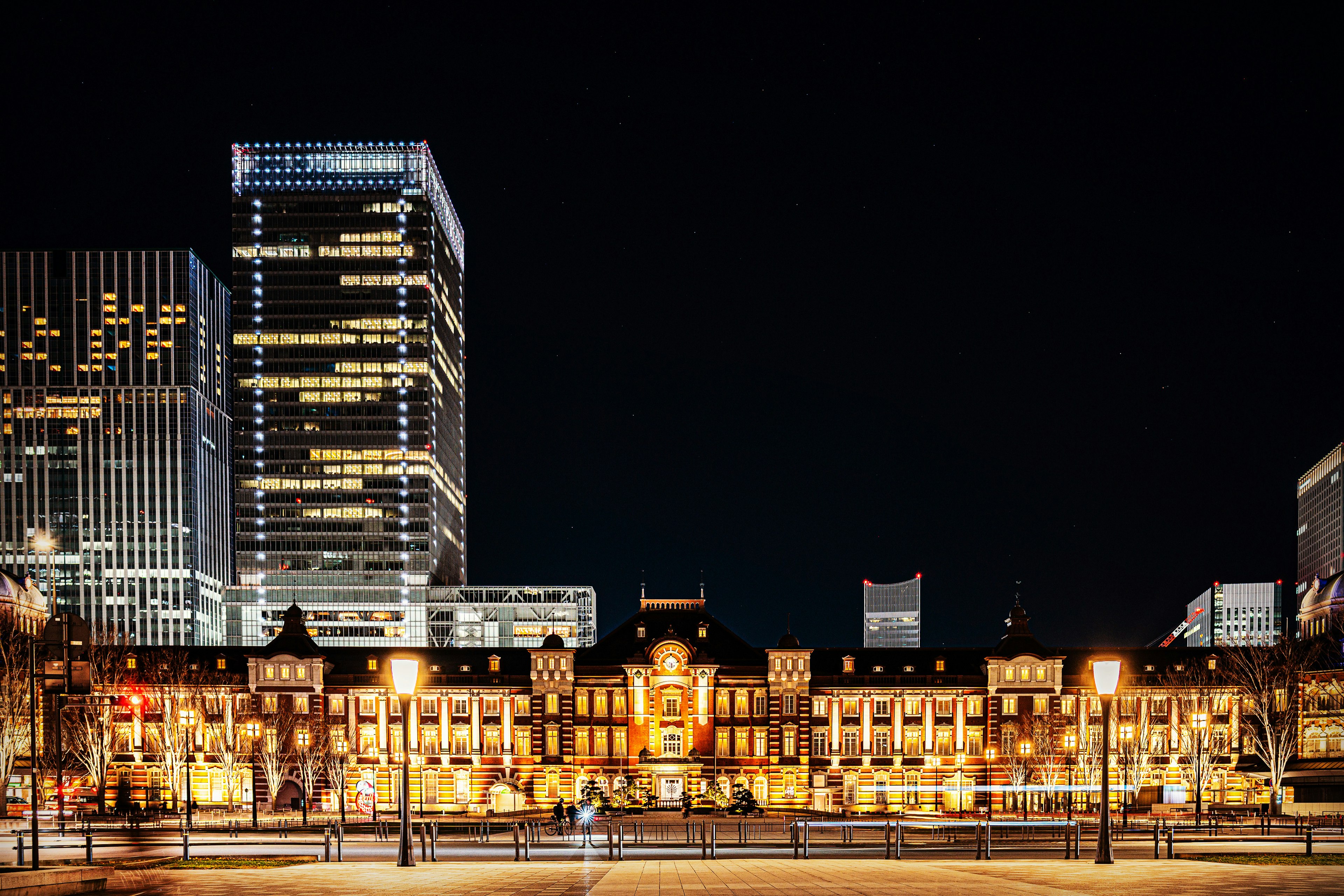 Hermosa vista nocturna de la estación de Tokio con rascacielos modernos