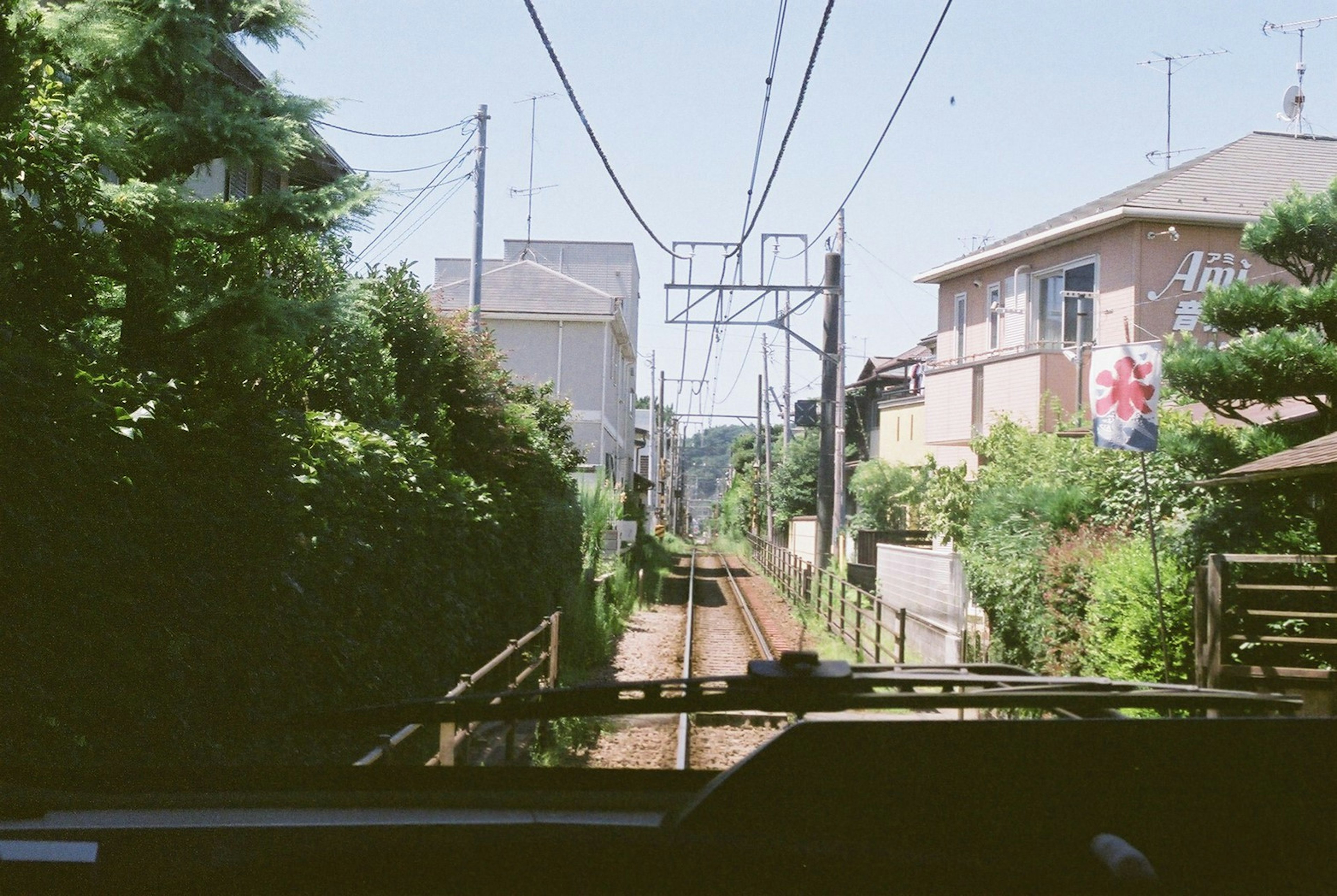 線路に沿った緑豊かな風景と住宅の景観