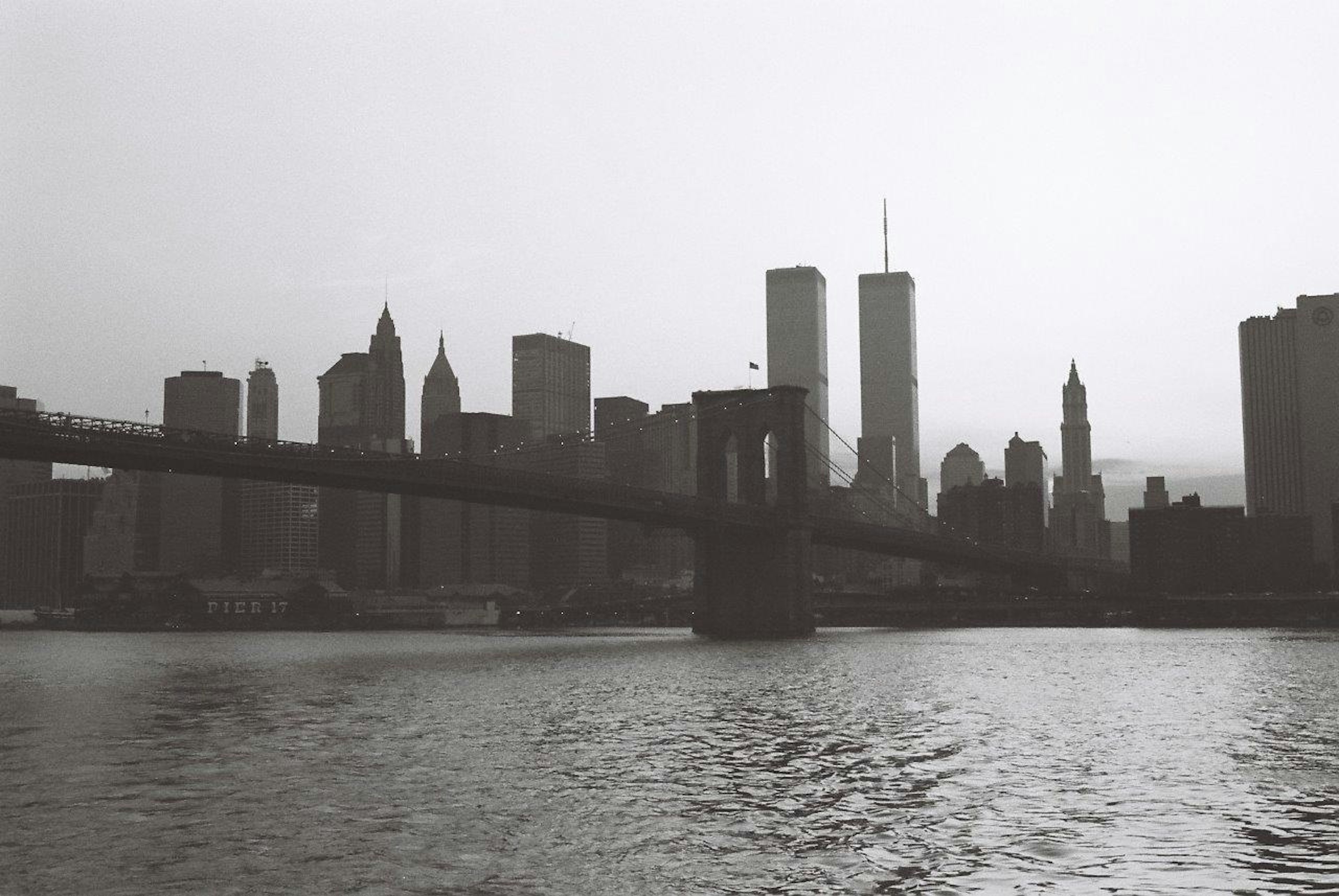 Foto en blanco y negro del puente de Brooklyn con el horizonte de Manhattan