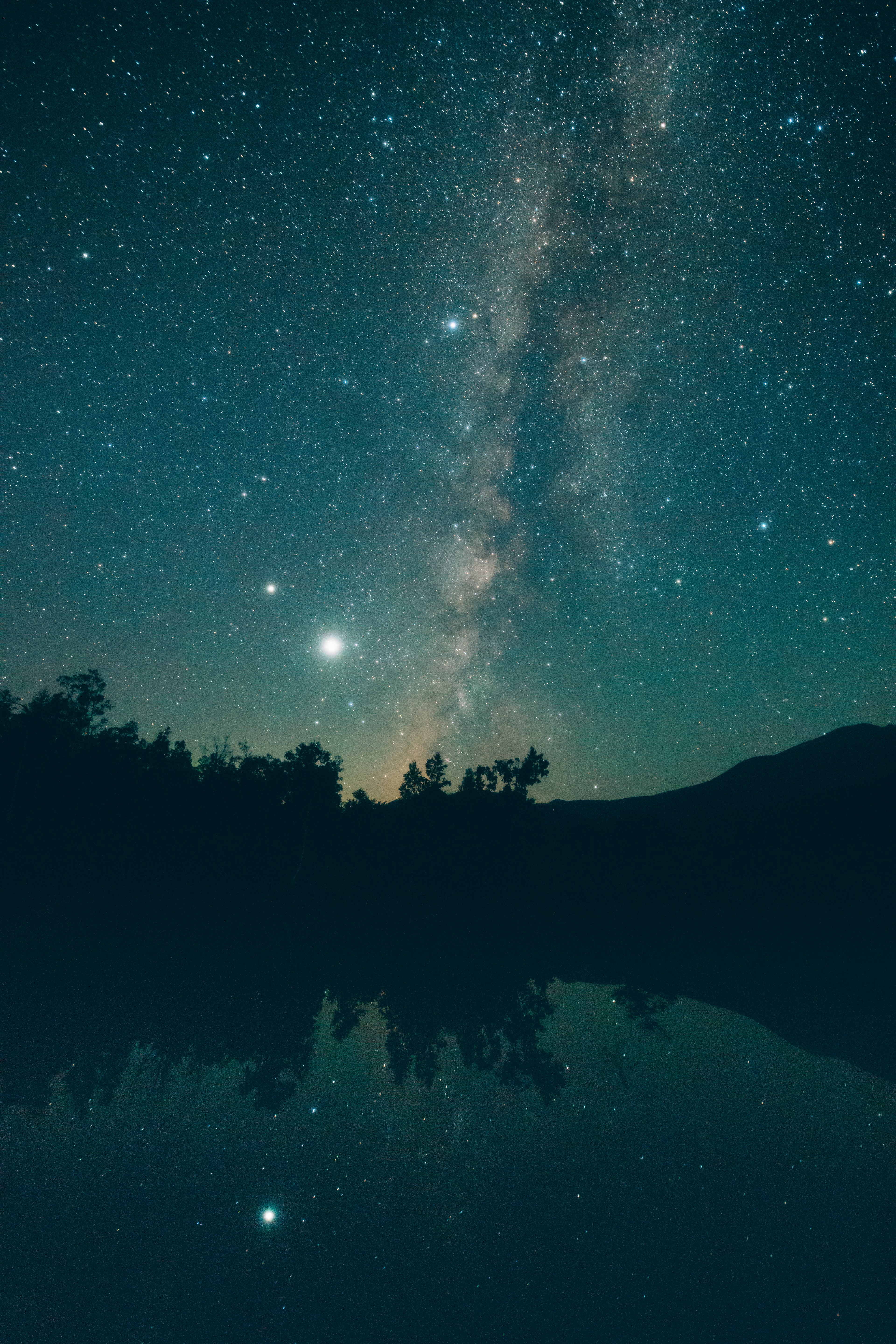 Un bellissimo paesaggio lacustre che riflette il cielo stellato e la Via Lattea