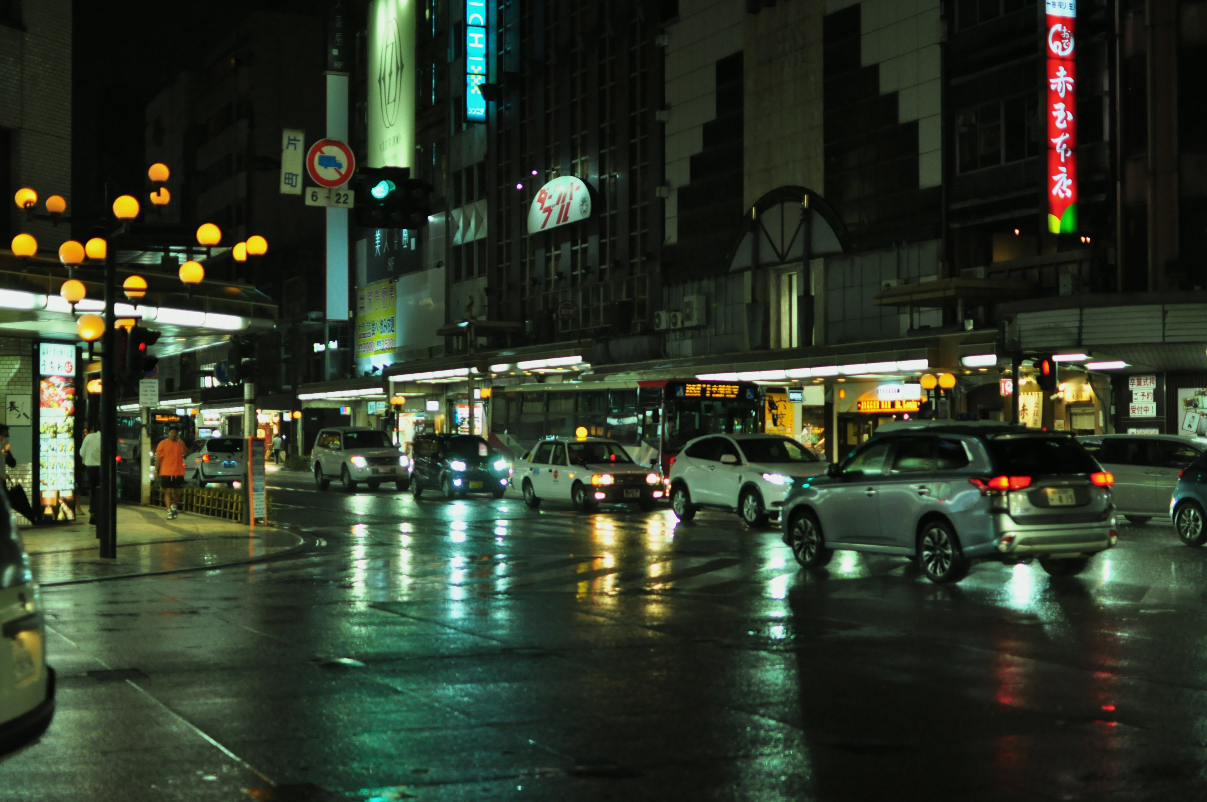 Paisaje urbano nocturno con coches en calles mojadas letreros brillantes