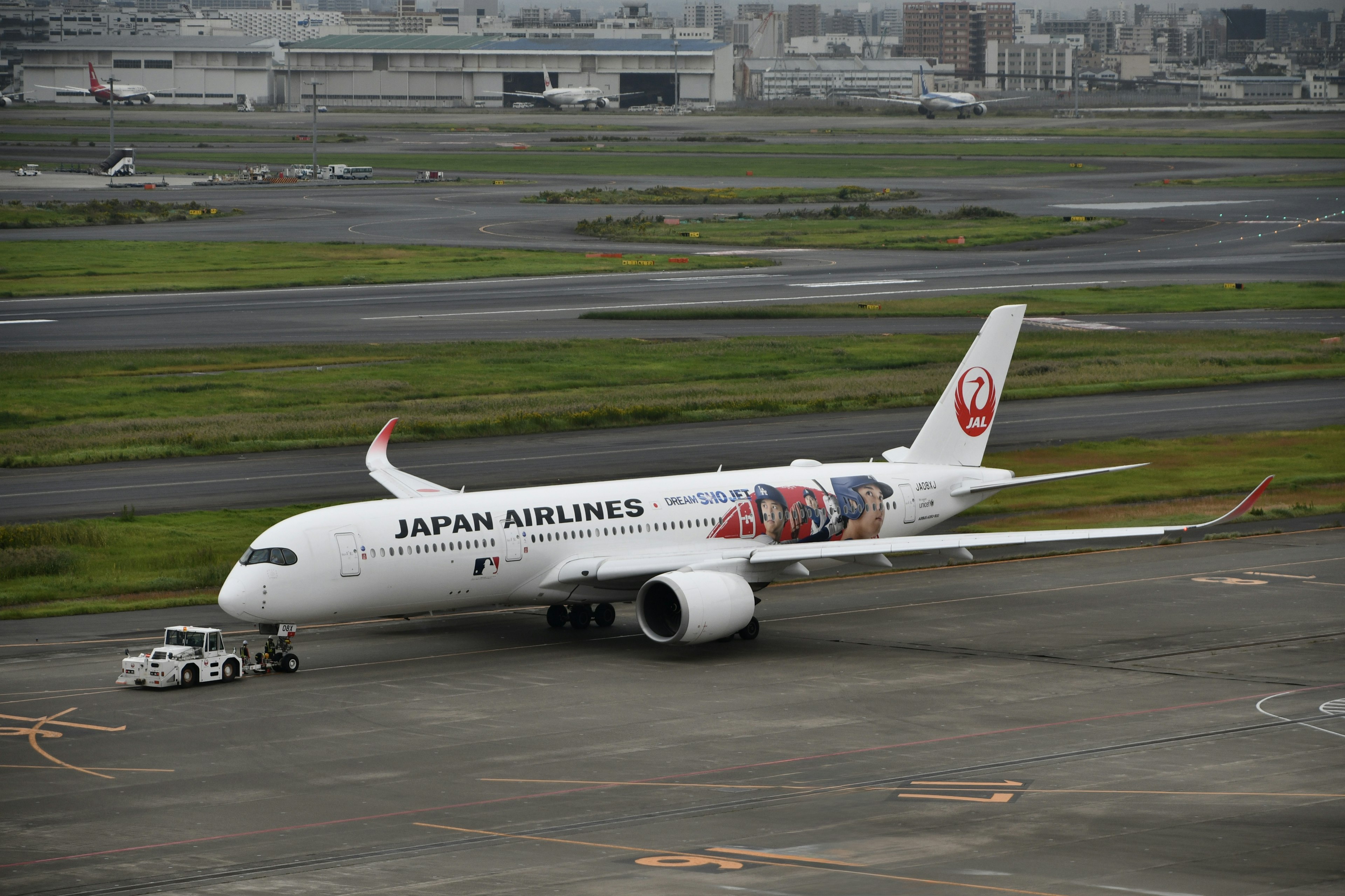 Aereo di Japan Airlines parcheggiato sulla pista