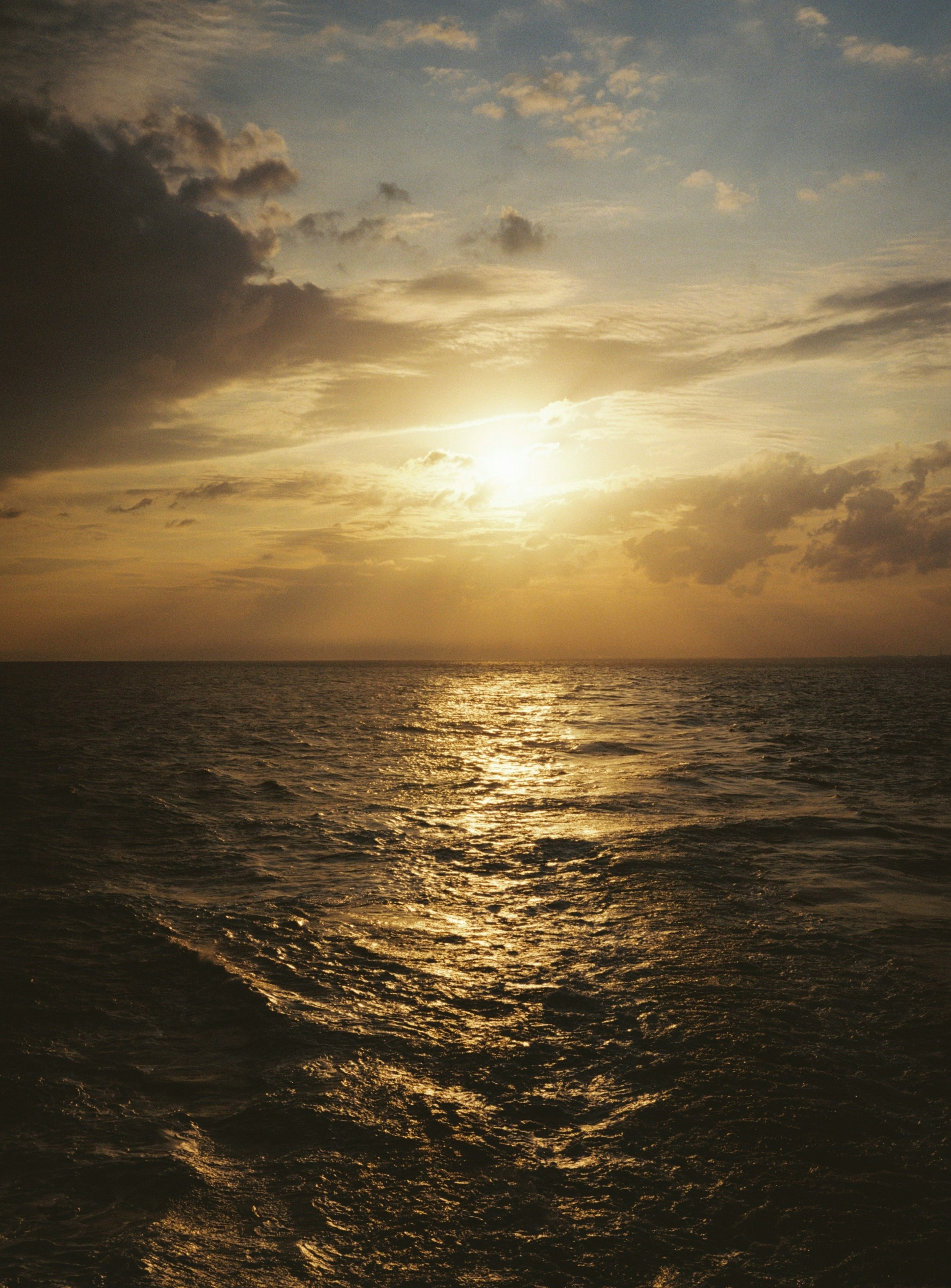 Schöne Meereslandschaft mit Sonnenuntergang und Wolken