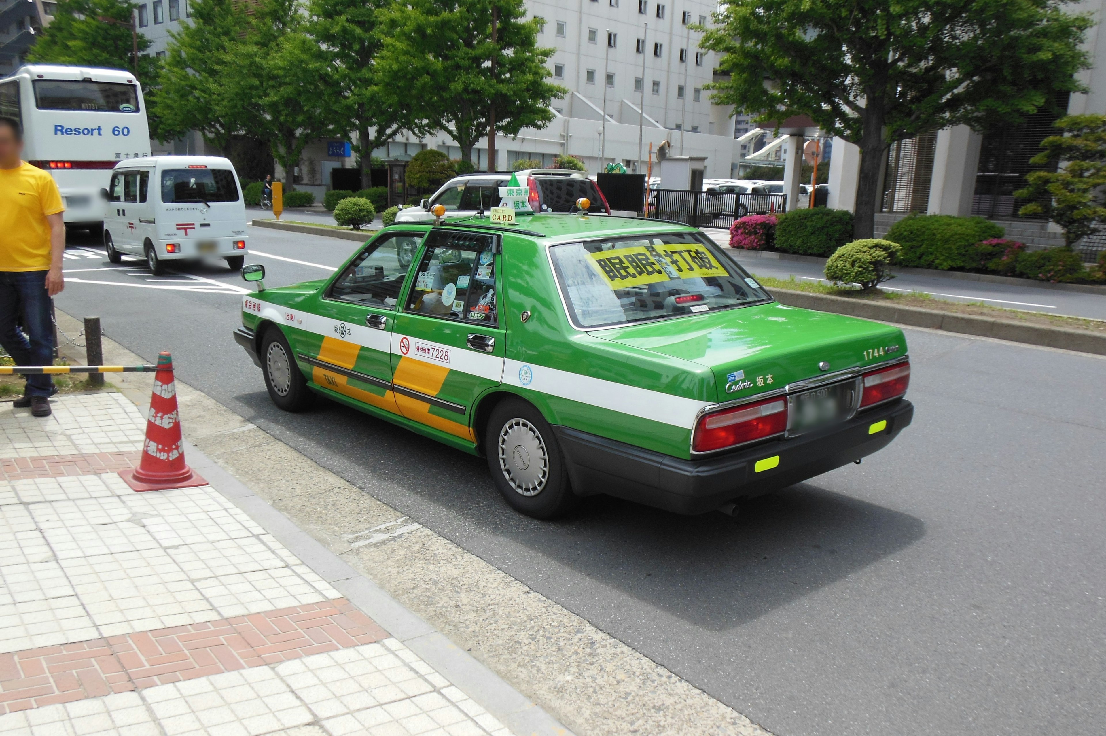 Ein grüner Taxi fährt auf der Straße