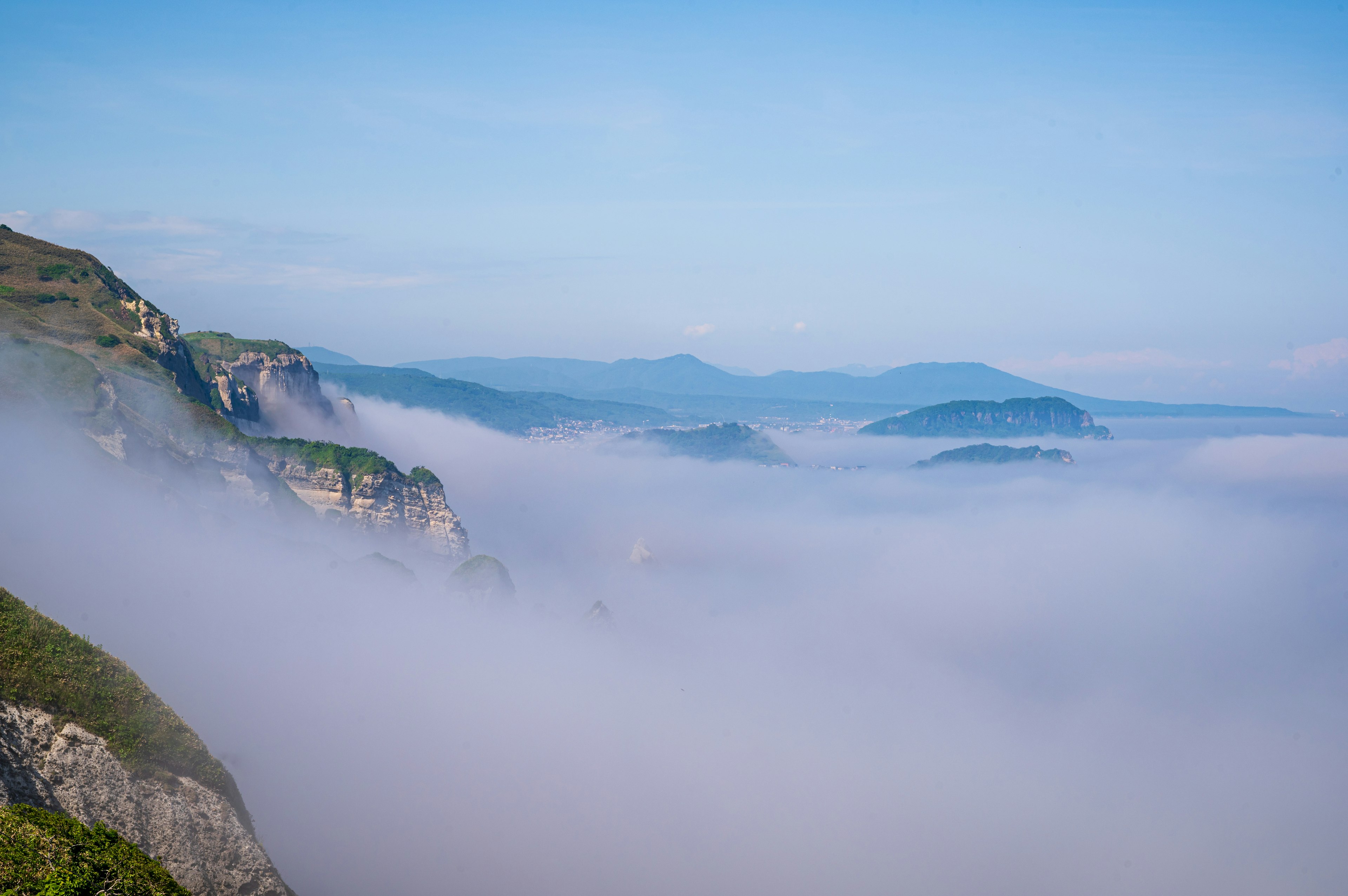 霧に包まれた山々と青空の風景