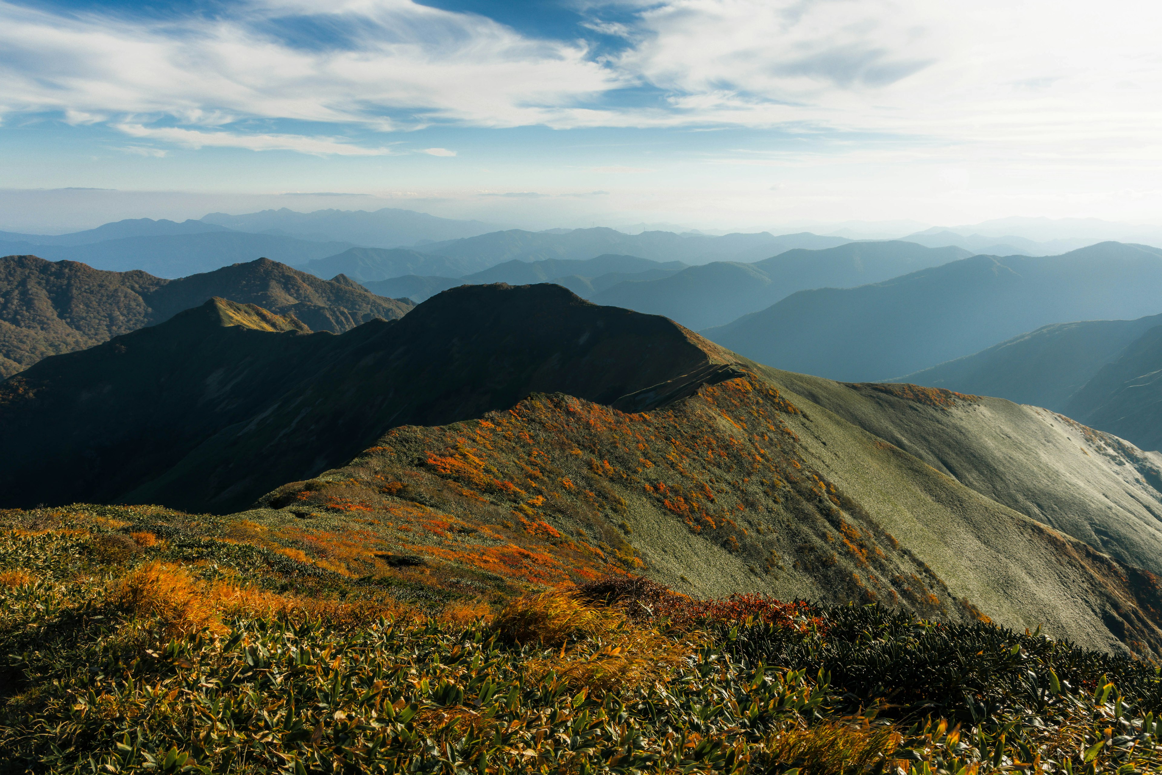 Malersiches Berglandschaft mit Herbstfarben