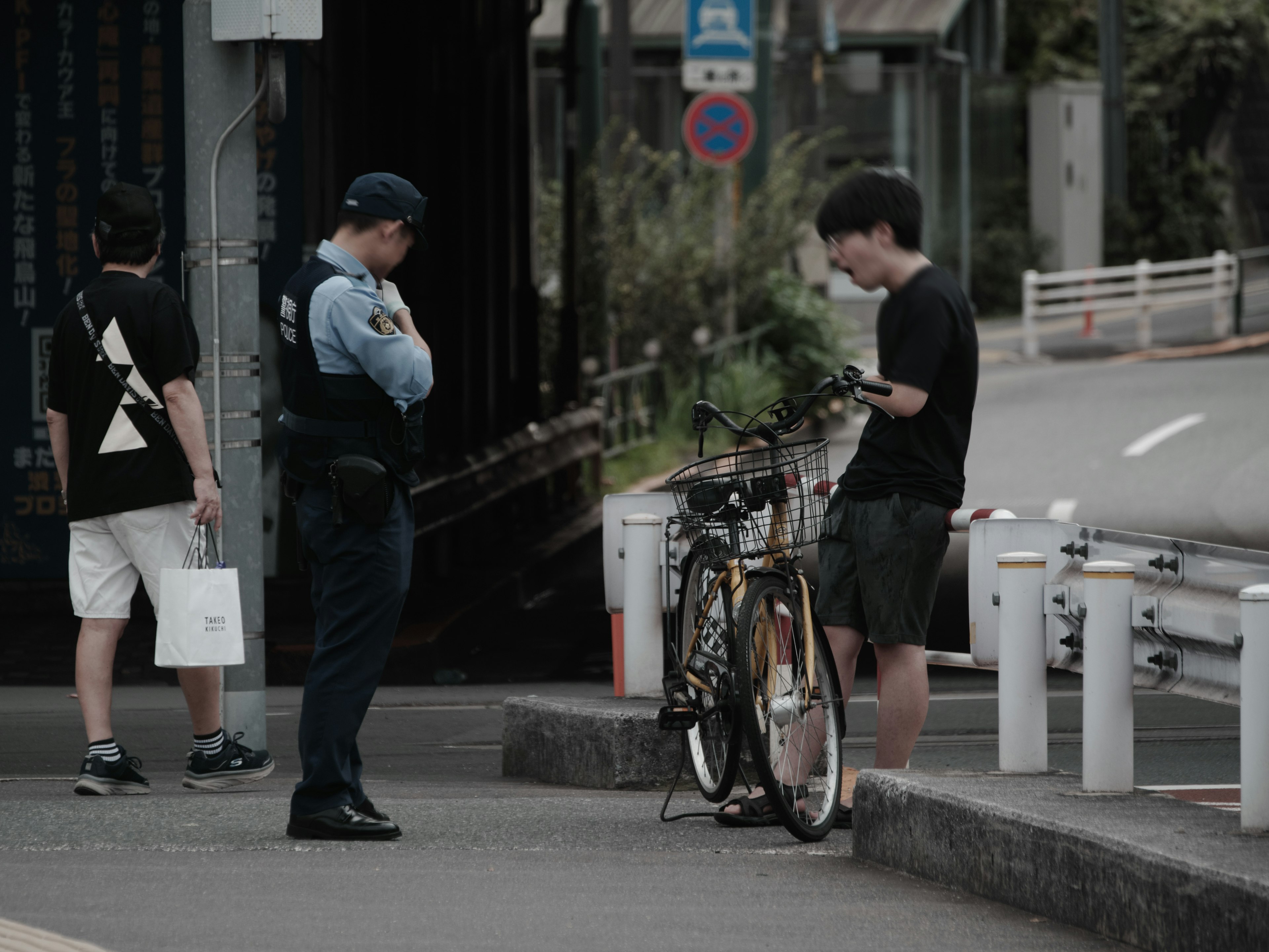 警察与一名男子在自行车旁互动的场景