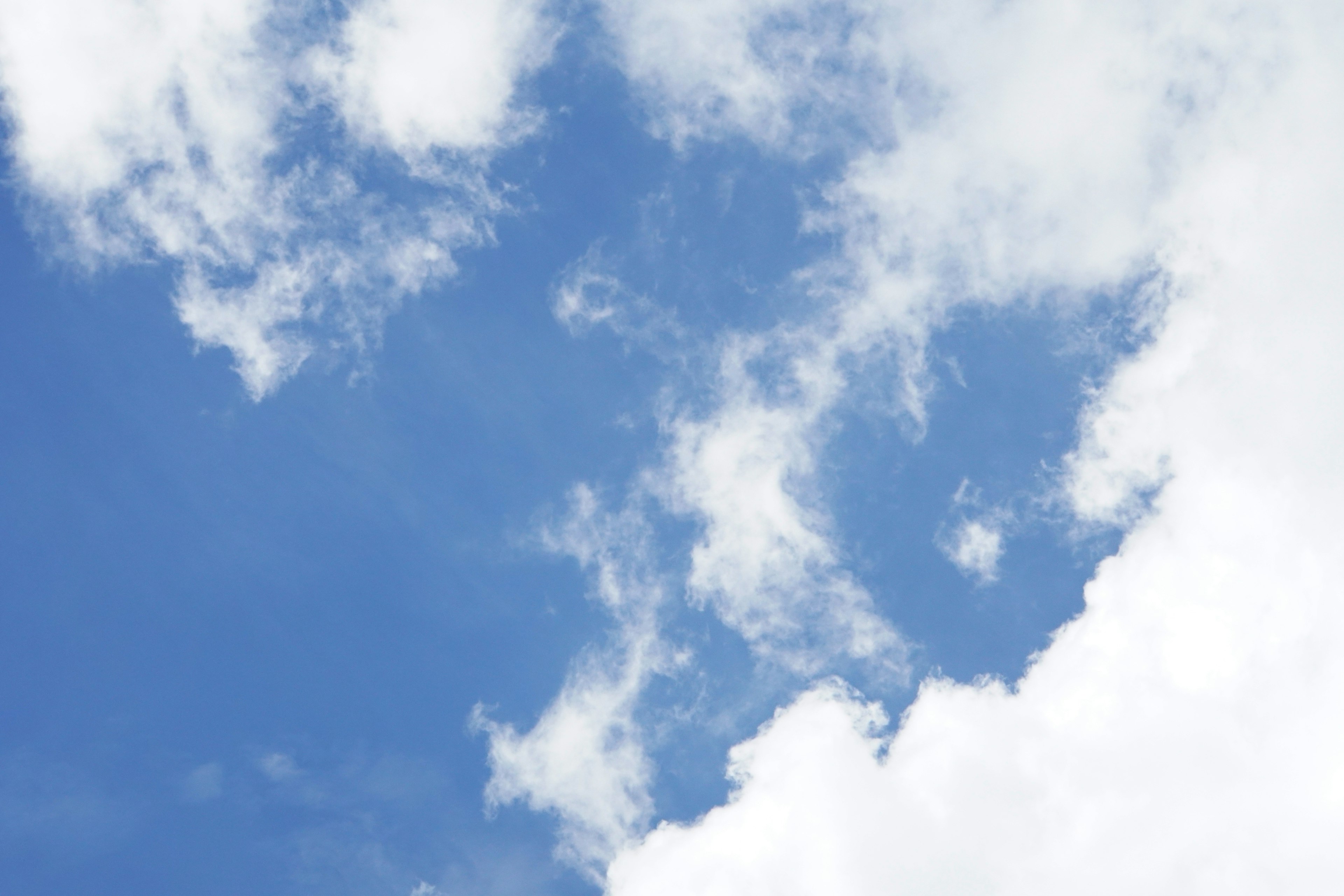 Un paisaje con cielo azul y nubes blancas