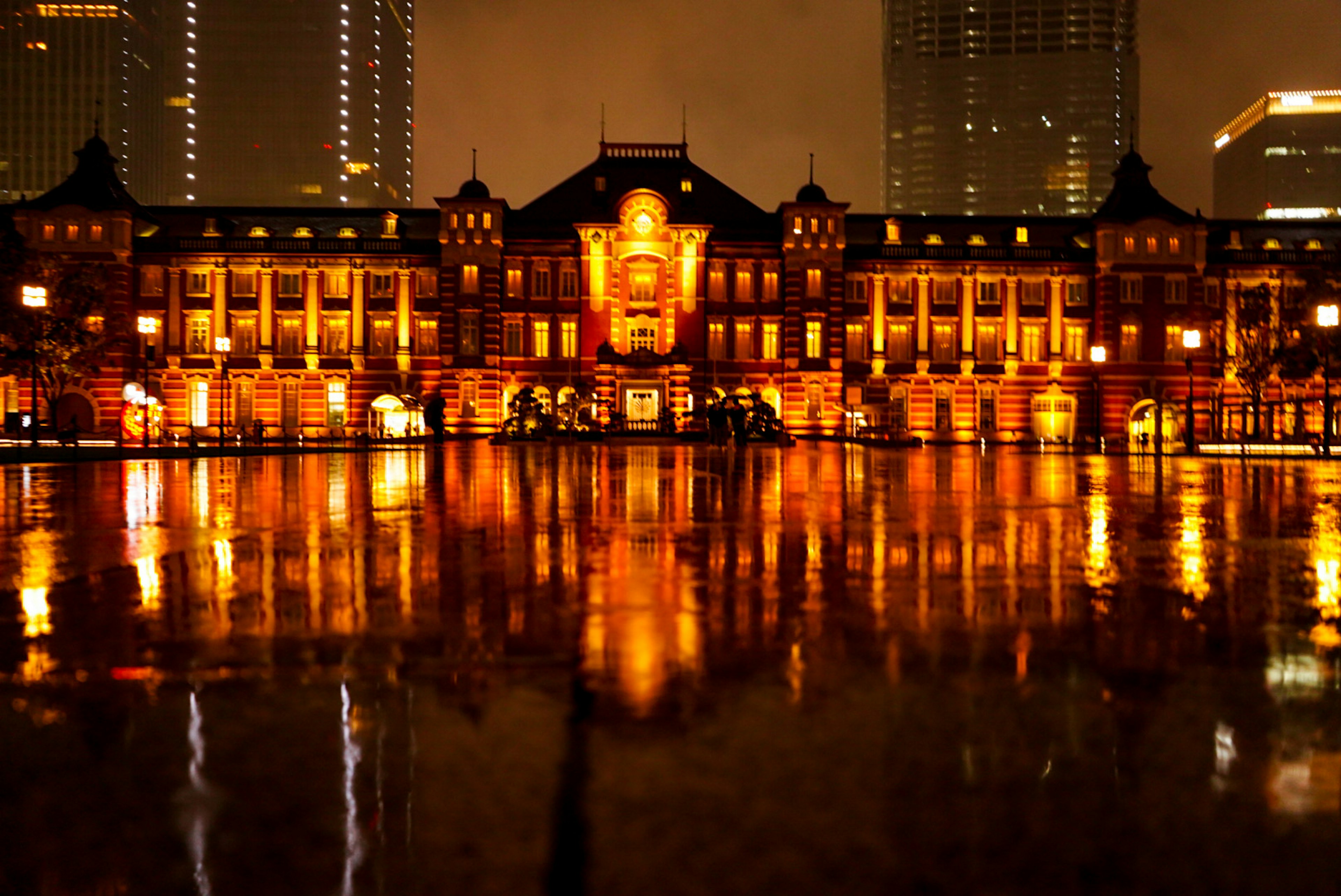 Hermoso edificio de la estación de Tokio de noche con reflejos