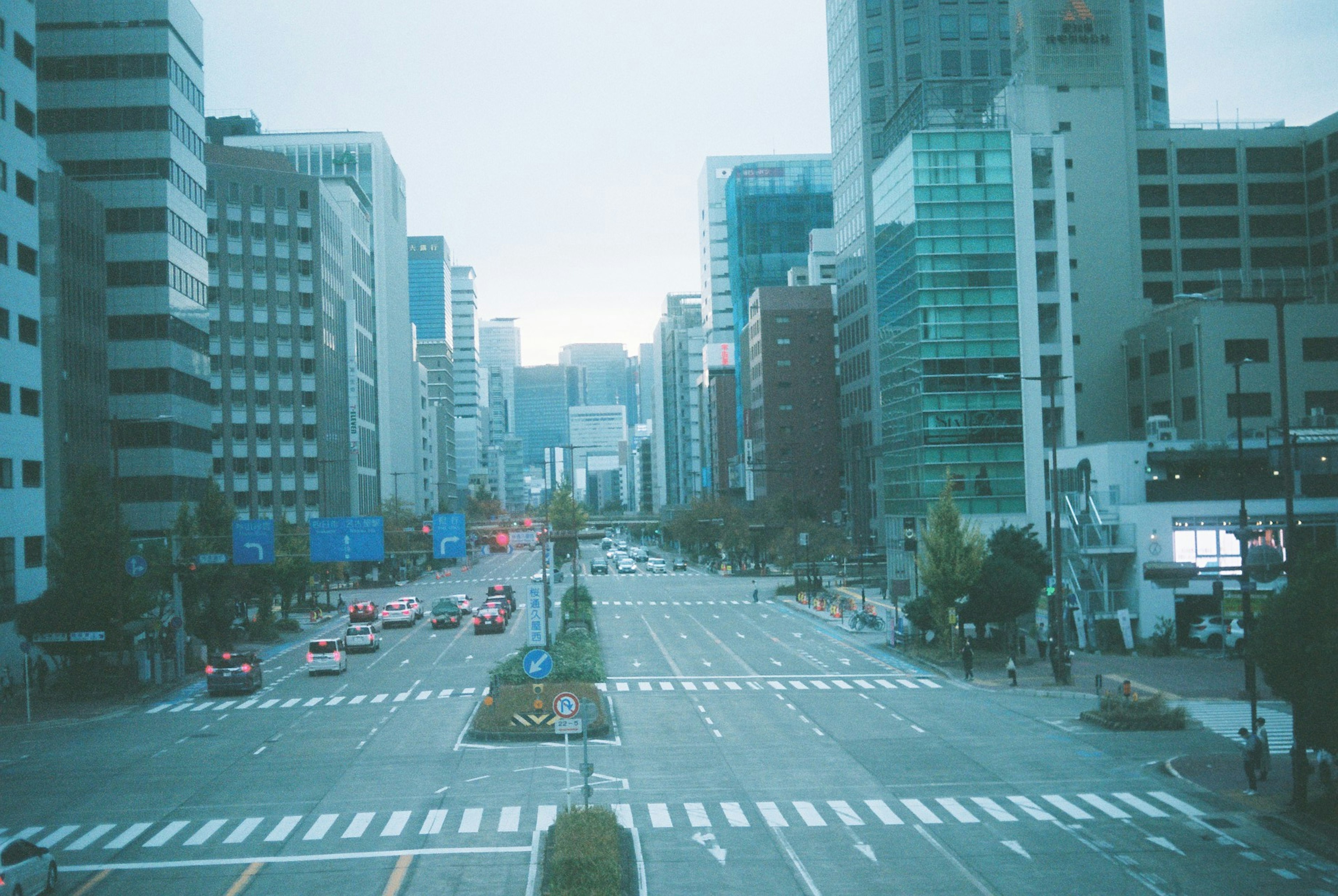 城市街道景觀高樓大廈和可見的交通人行道