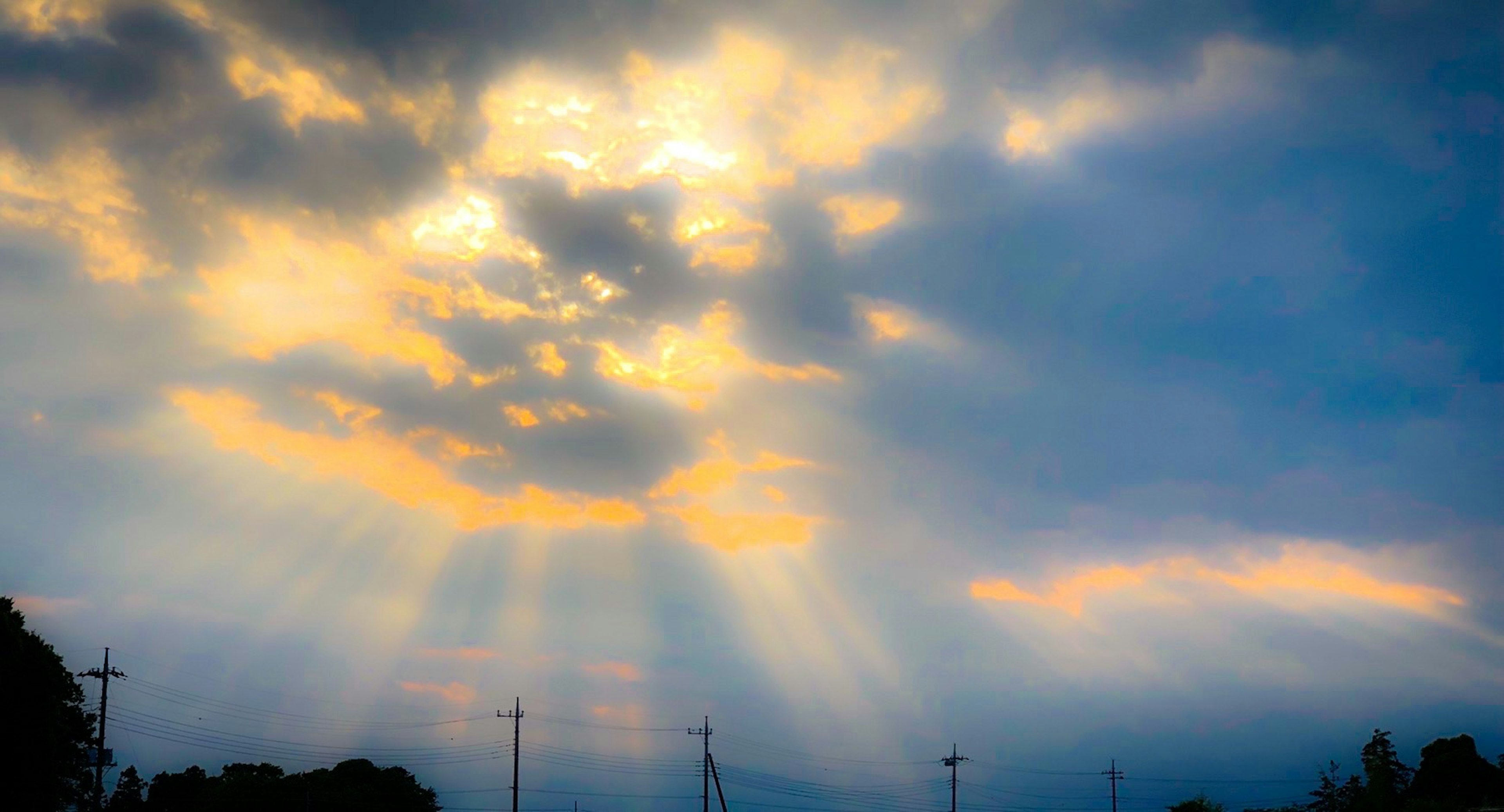 美しい夕焼けの雲の中に光の筋が見える風景