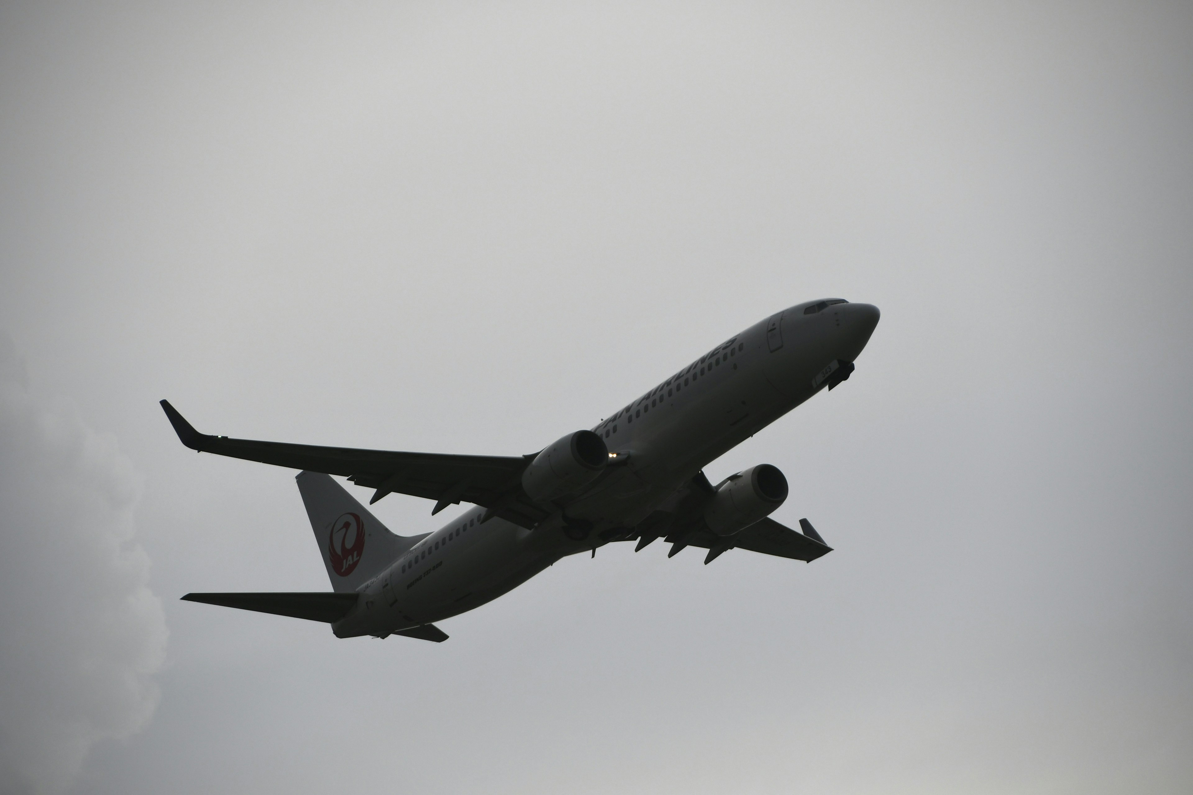 Avion volant à travers un ciel nuageux