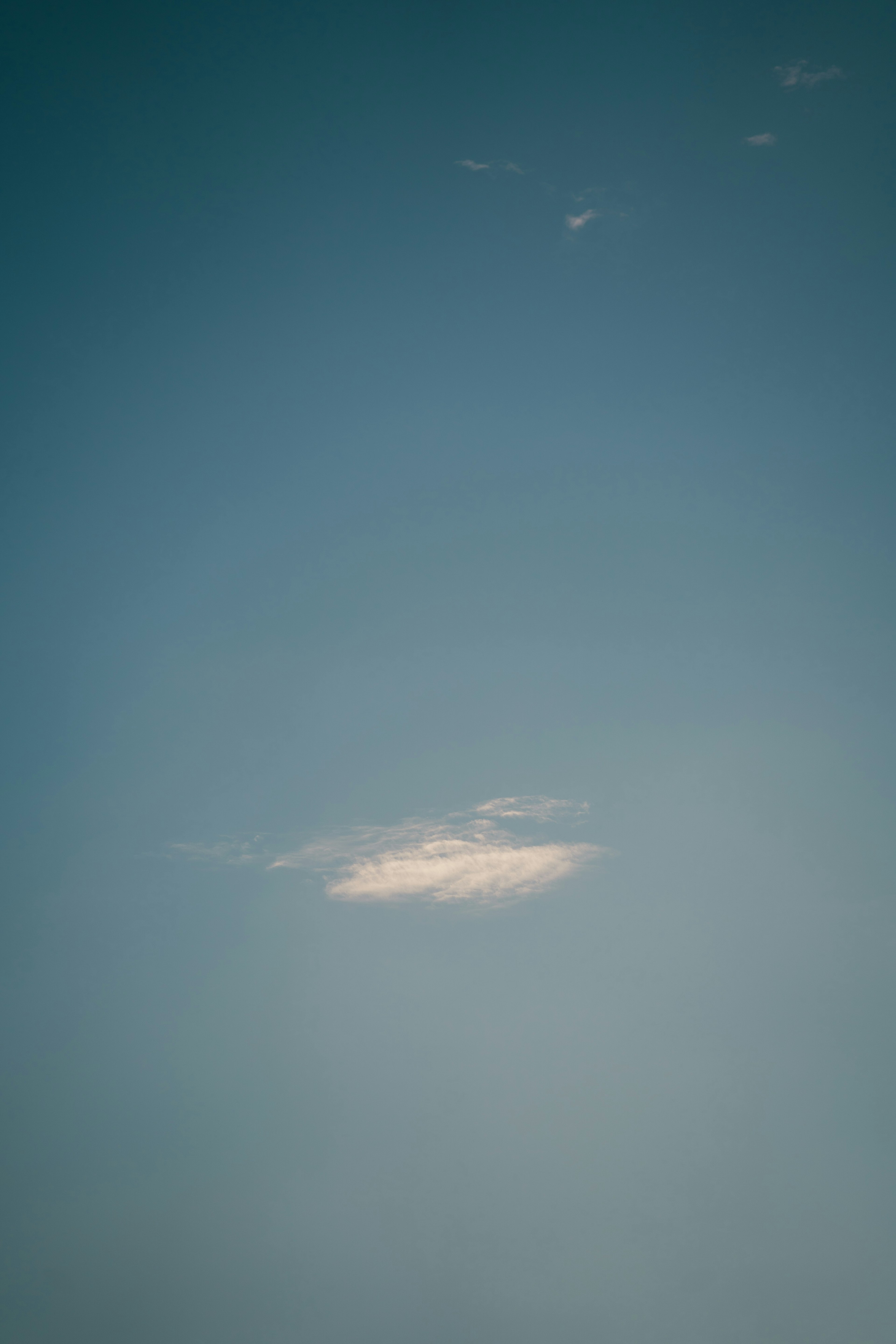 Eine weiße Wolke, die in einem blauen Himmel schwebt