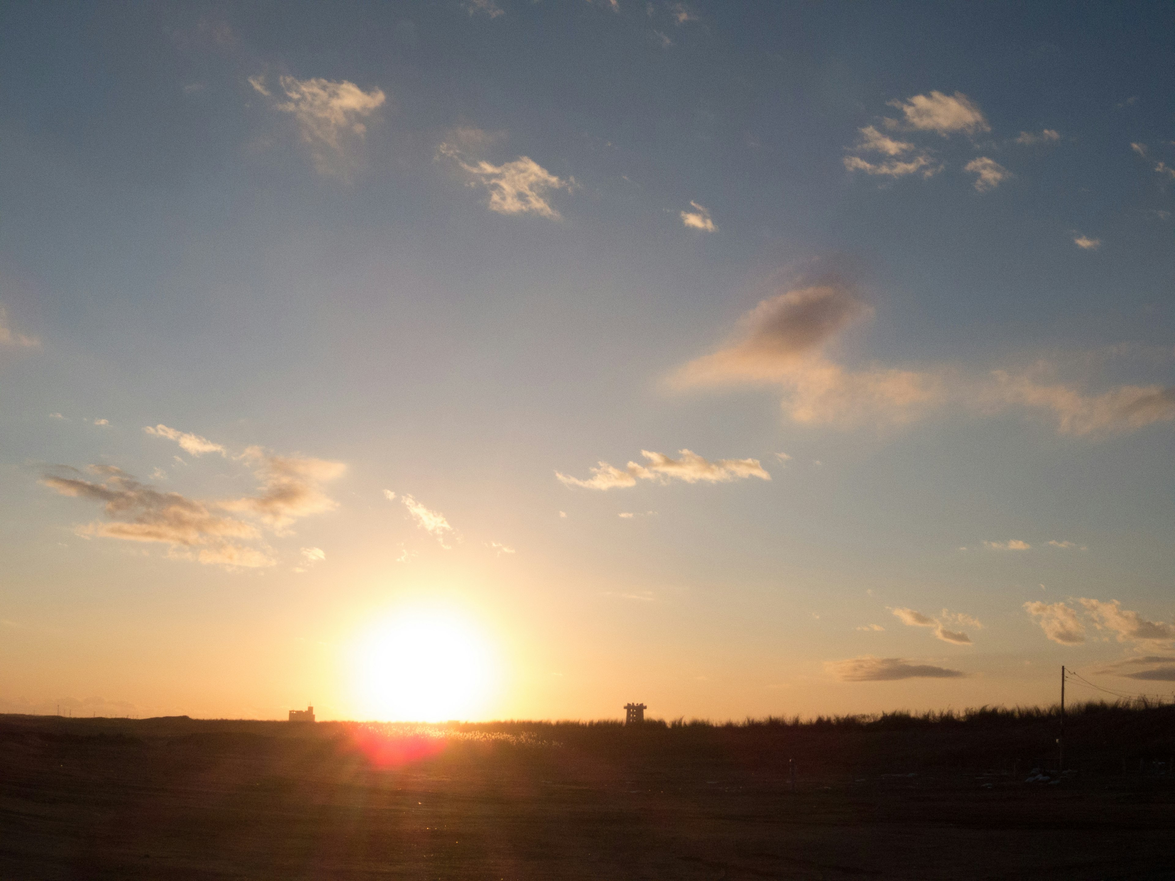 Hermoso paisaje de un atardecer con cielo azul y nubes dispersas