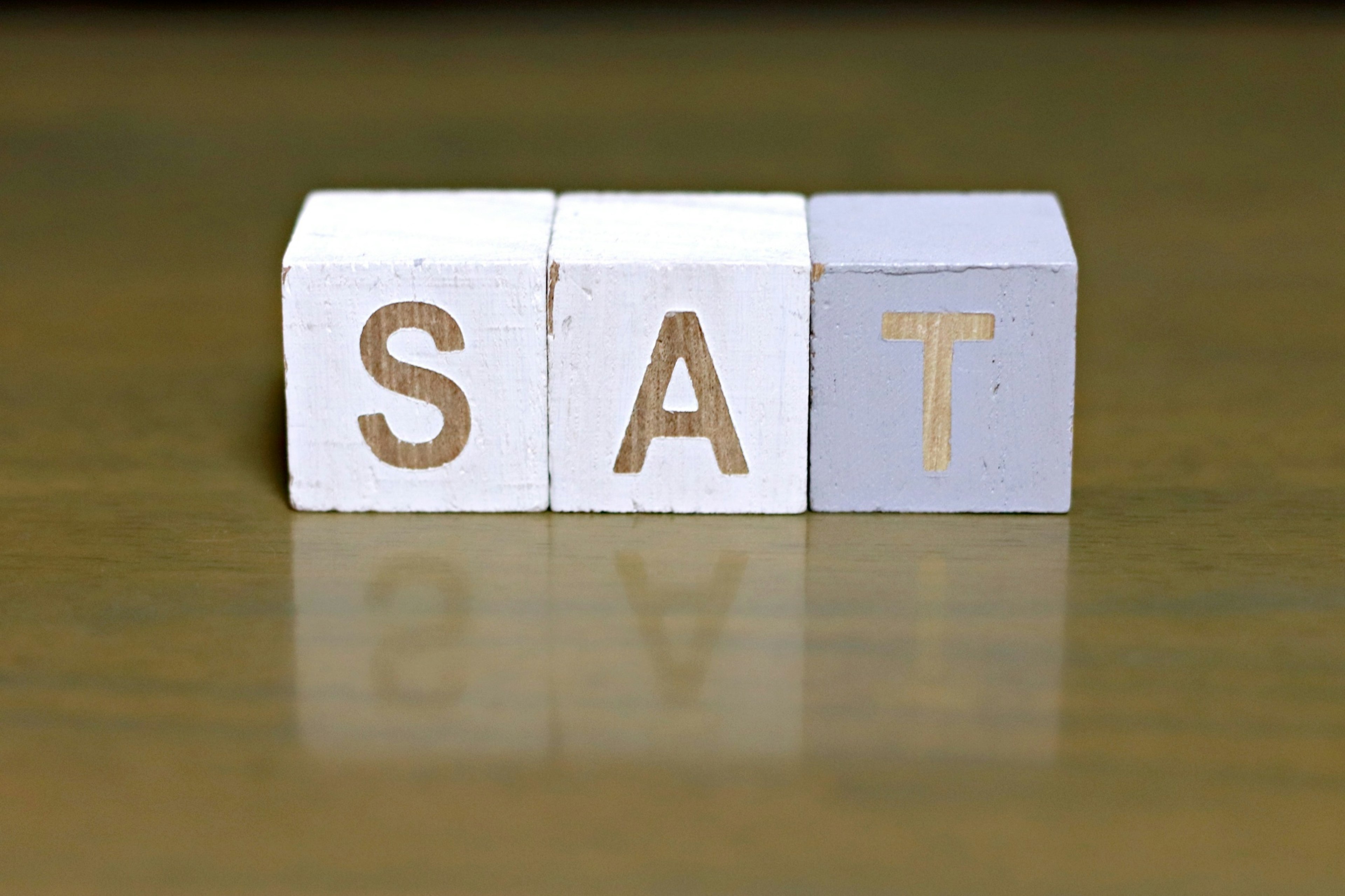 白いブロックに金色の文字で「SAT」と書かれている