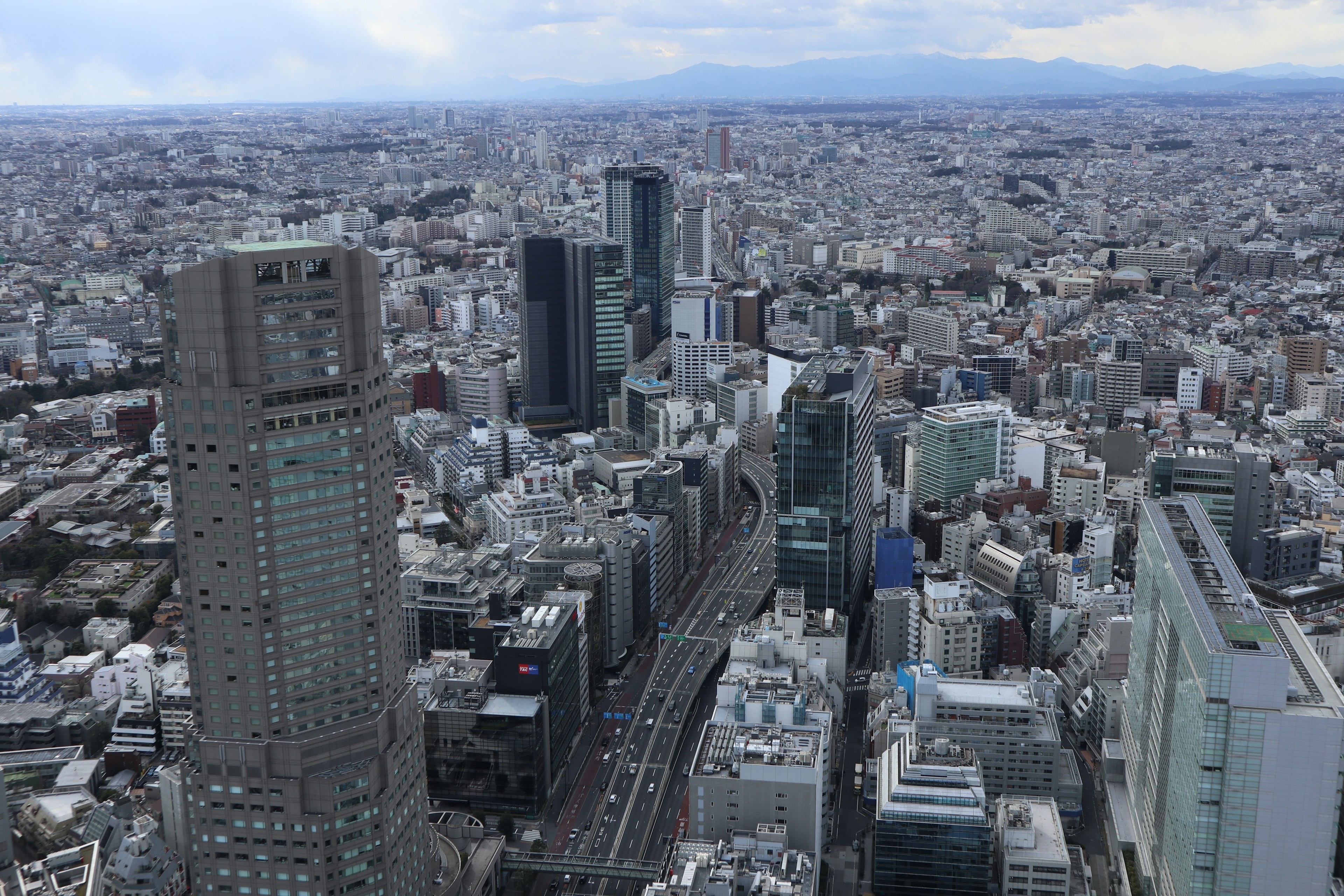 Vista aérea de los rascacielos y el paisaje urbano de Tokio