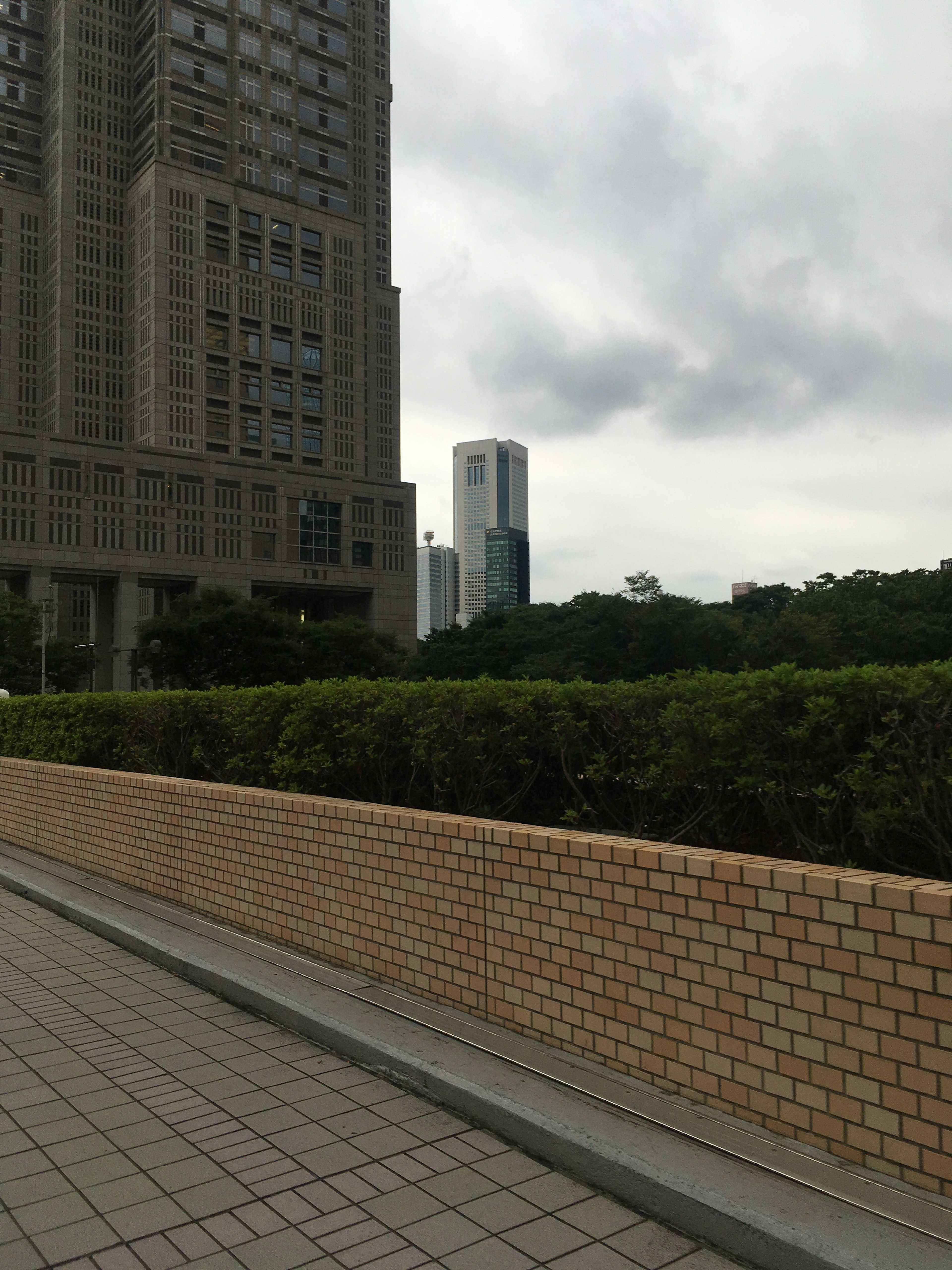 Paysage urbain avec de grands immeubles et de la verdure