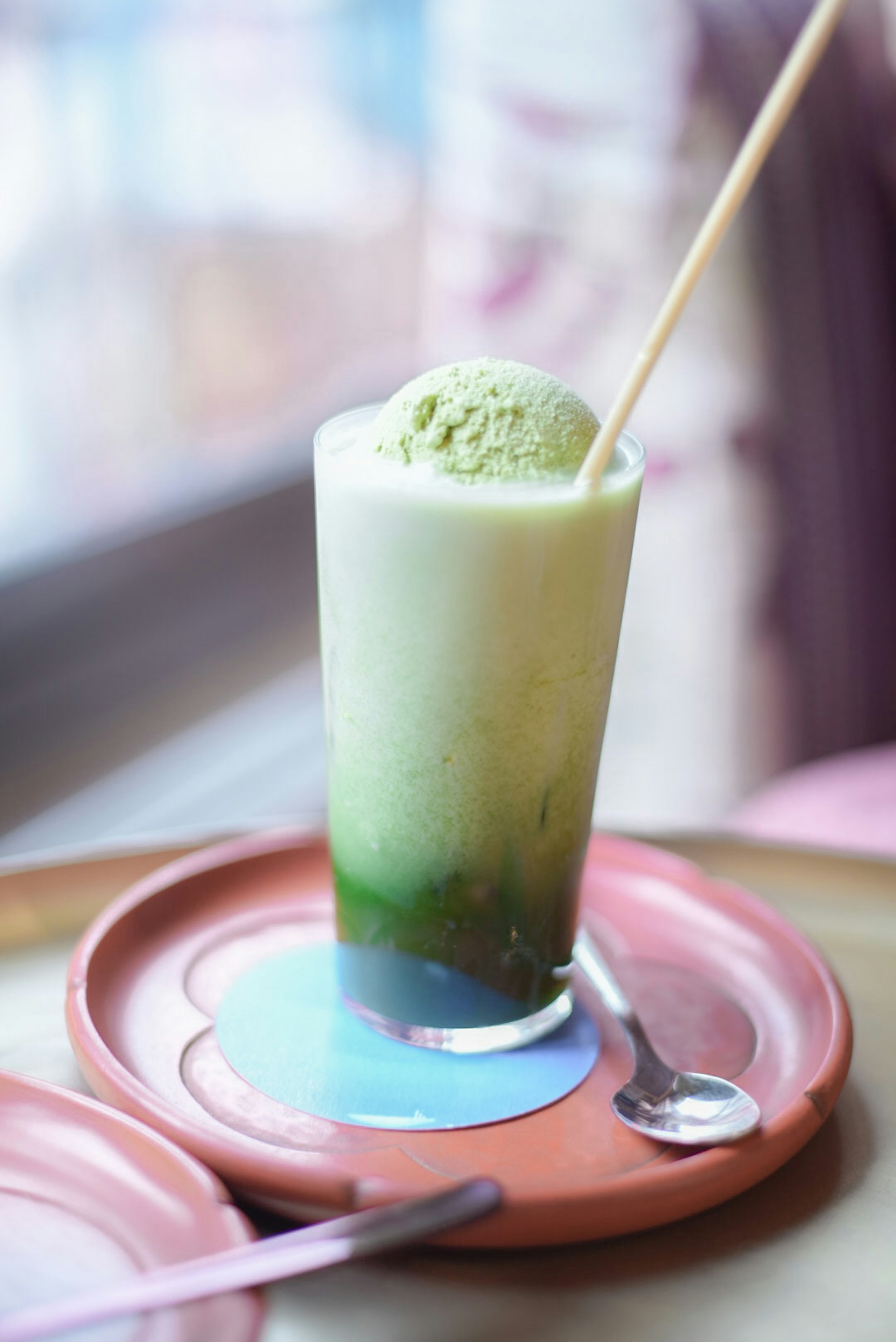 Una bebida de té verde cubierta con helado de té verde en un vaso