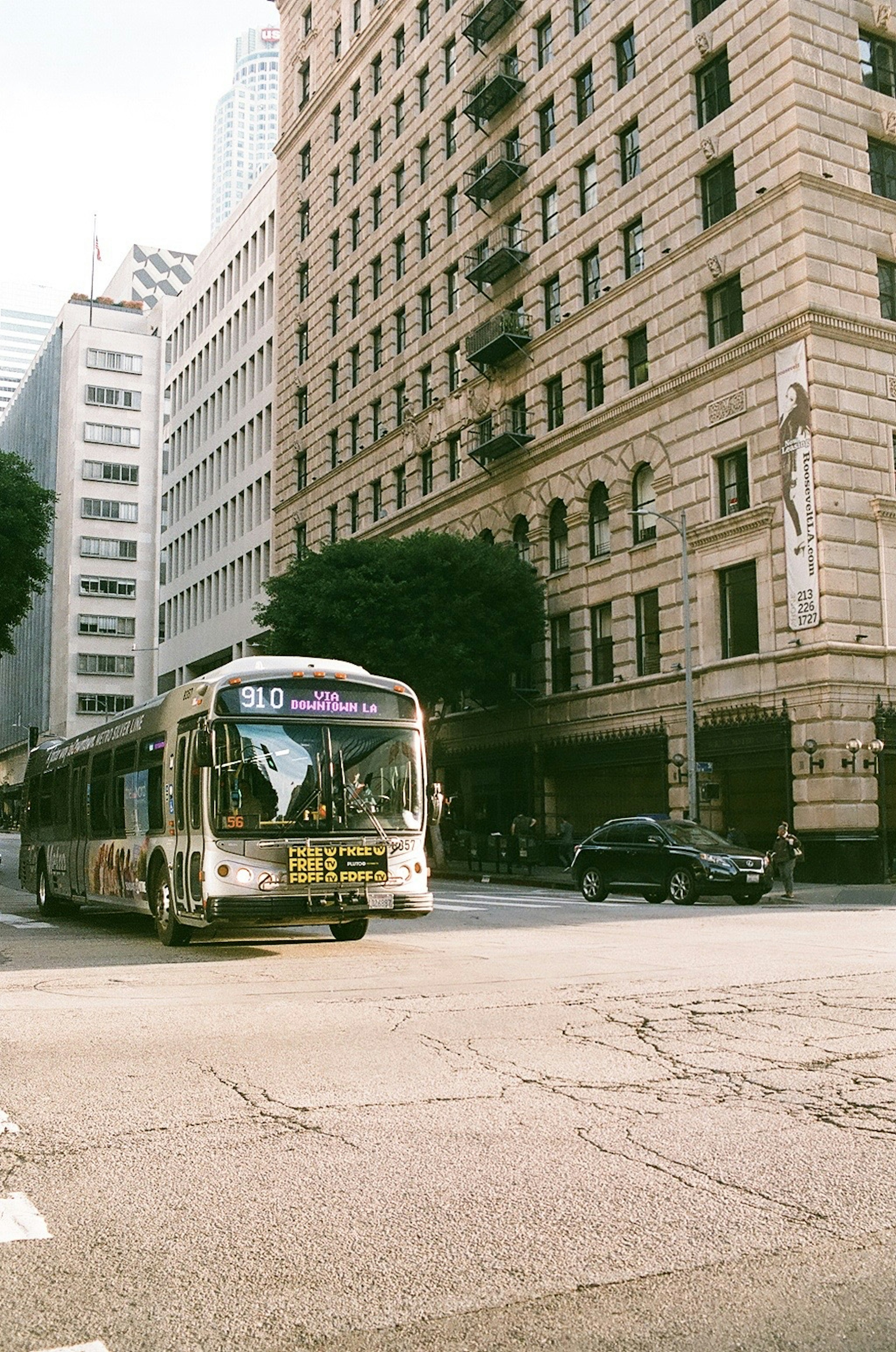 Autobus de ville tournant au coin avec un bâtiment historique en arrière-plan