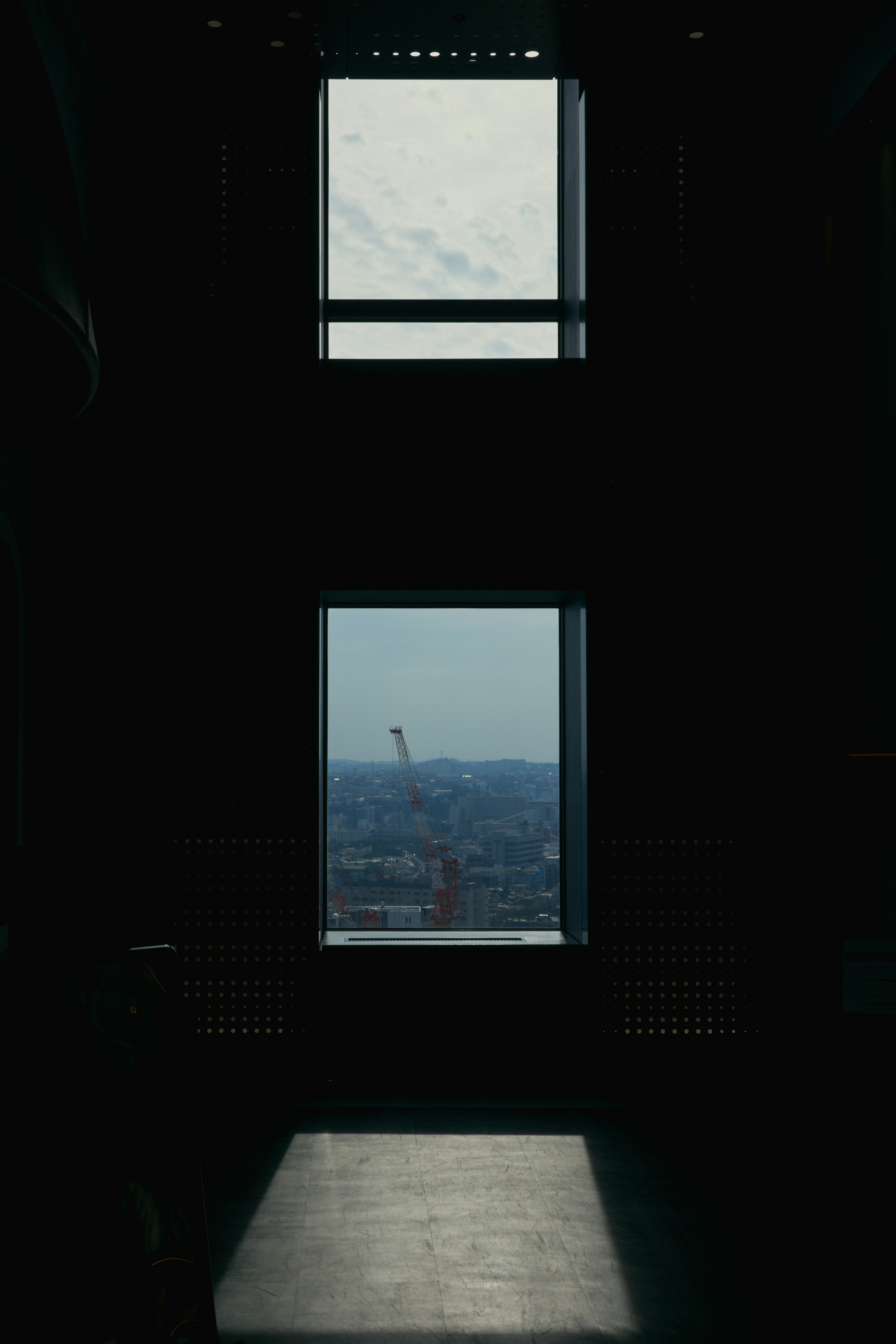 Interior oscuro con vista a través de las ventanas