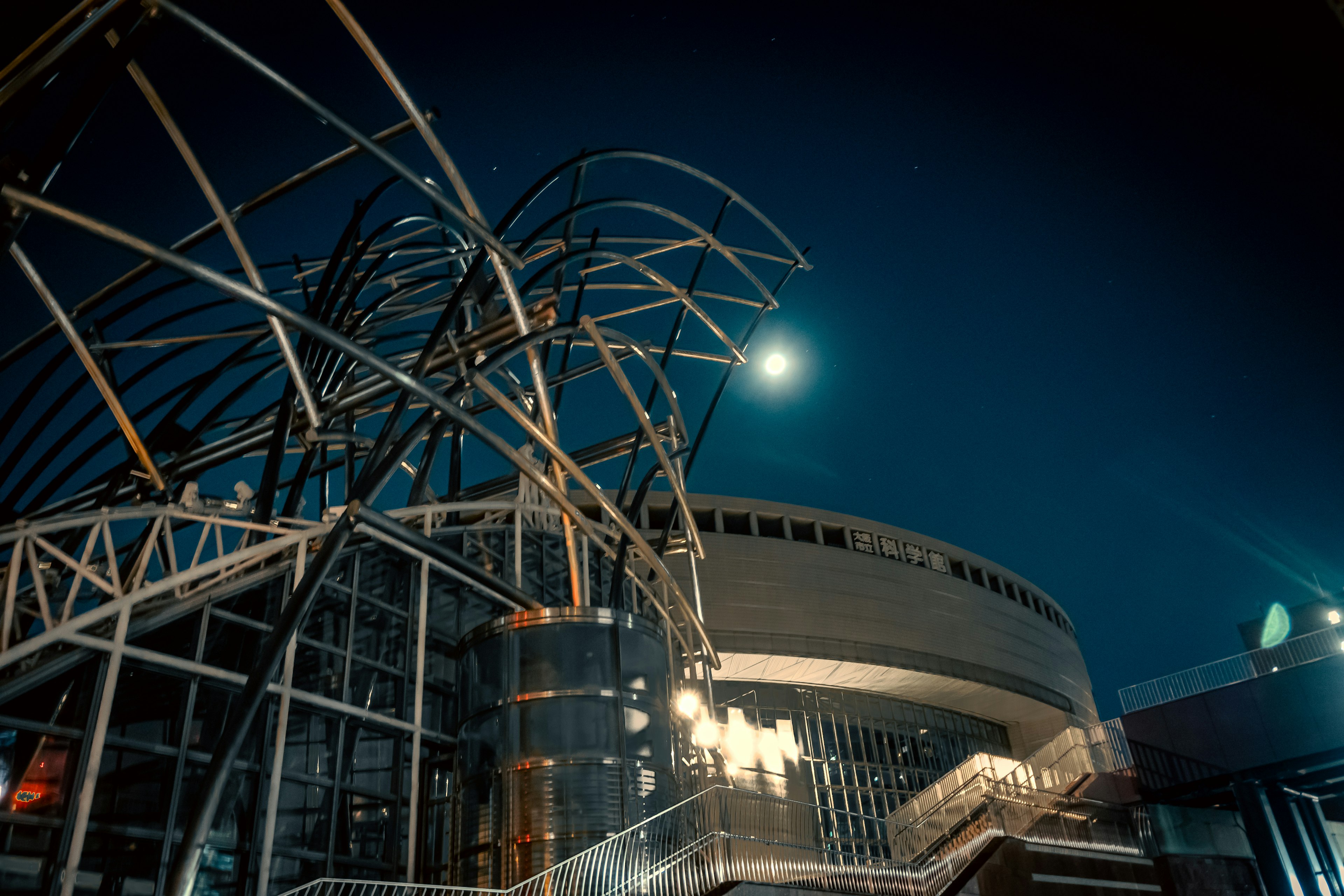 Estructura arquitectónica moderna iluminada por la luz de la luna de noche