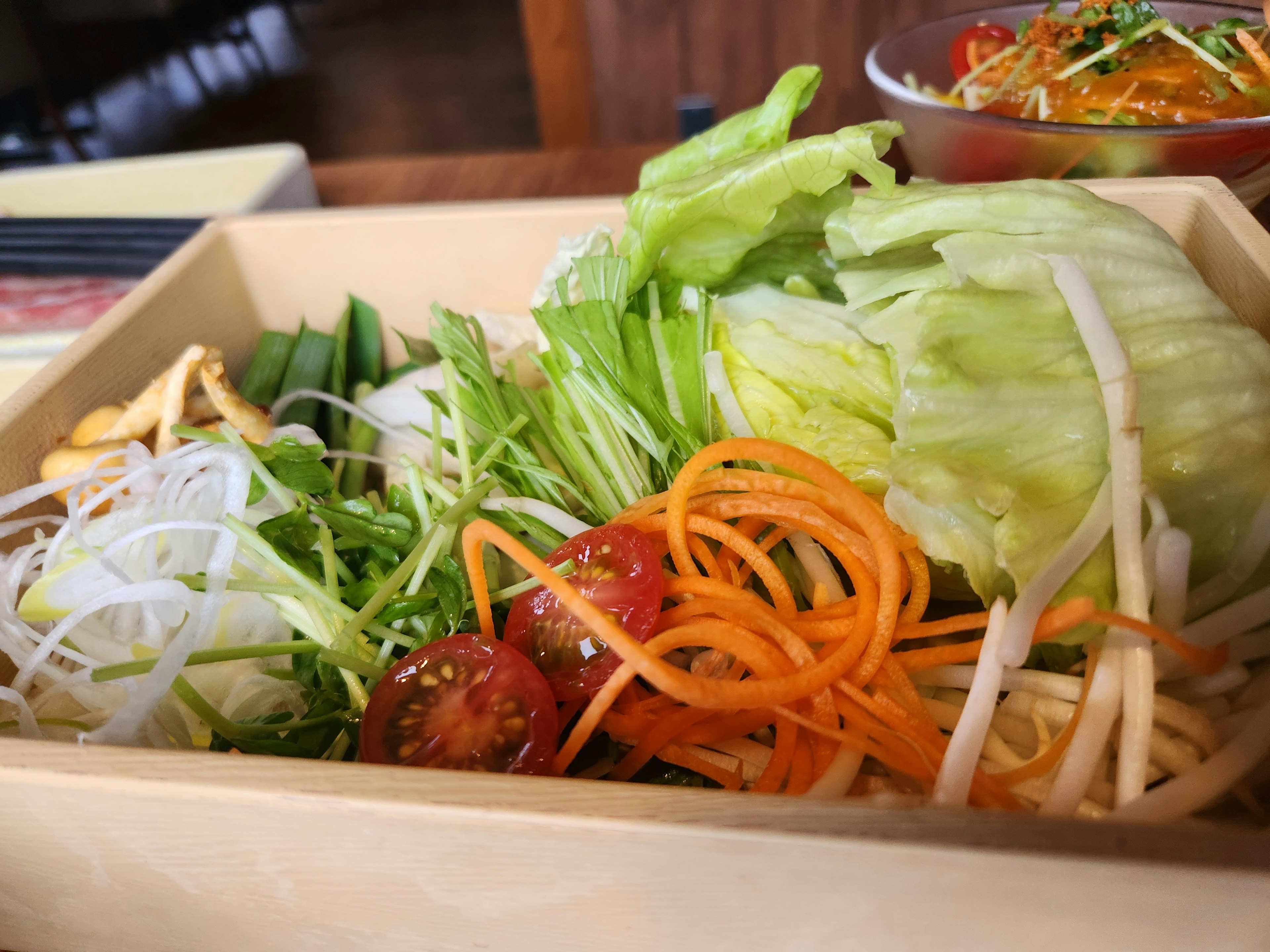 Asortimiento de verduras frescas en una caja de madera