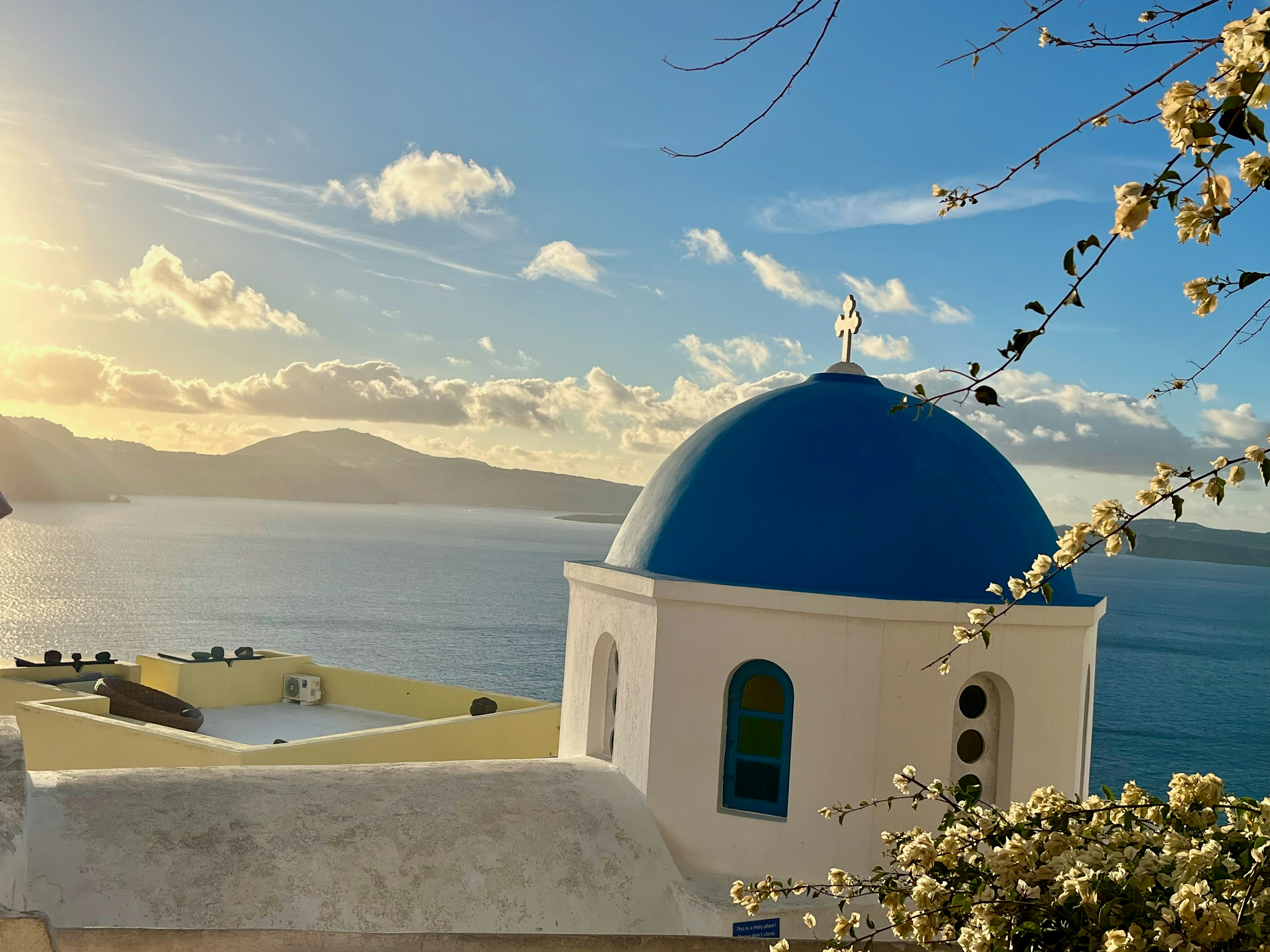 Vista bellissima di una cupola blu e del mare a Santorini