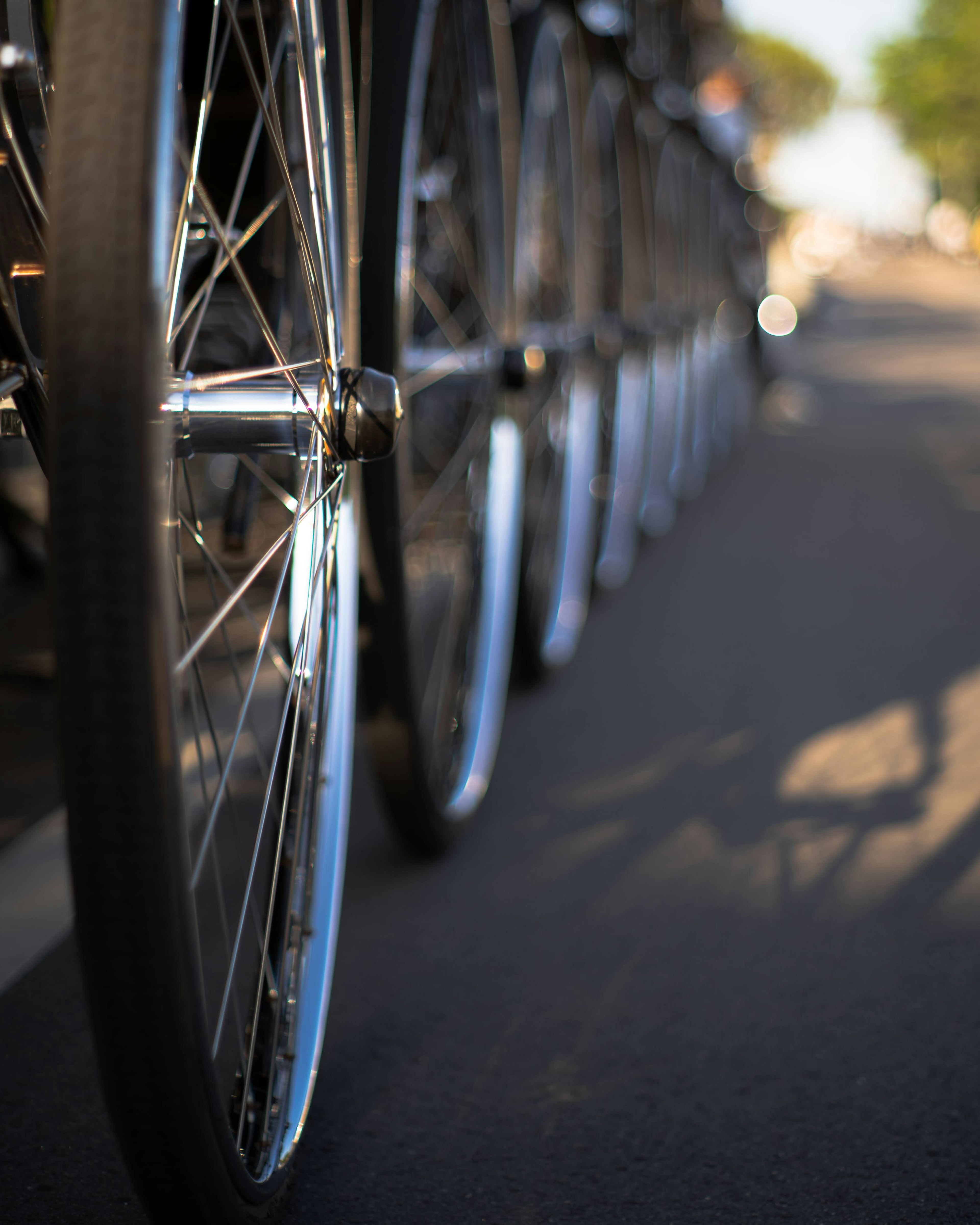 Foto close-up roda sepeda yang berjejer