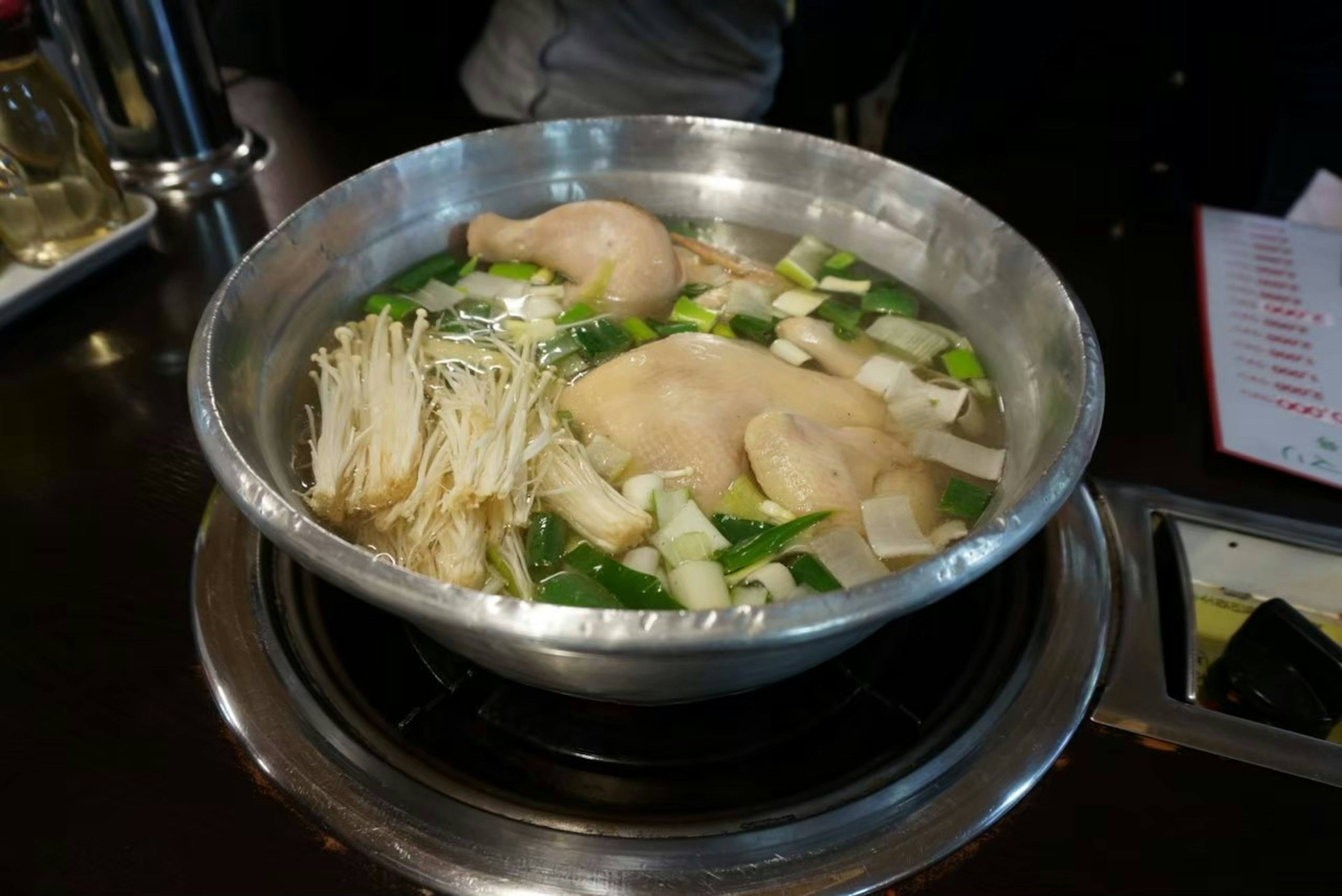 鍋の中に鶏肉と野菜が入ったスープ