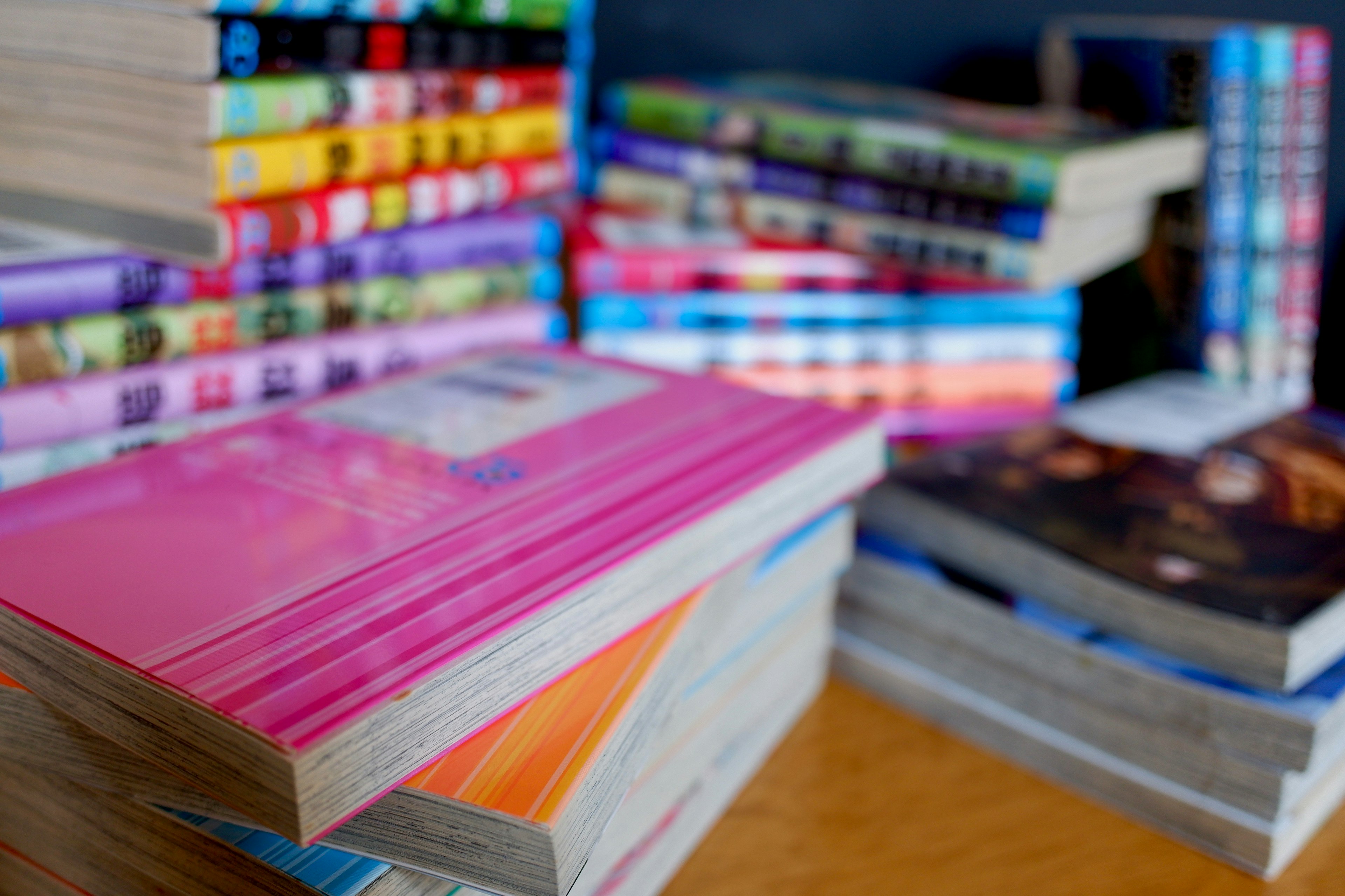 Une pile colorée de livres avec différentes couvertures et tailles