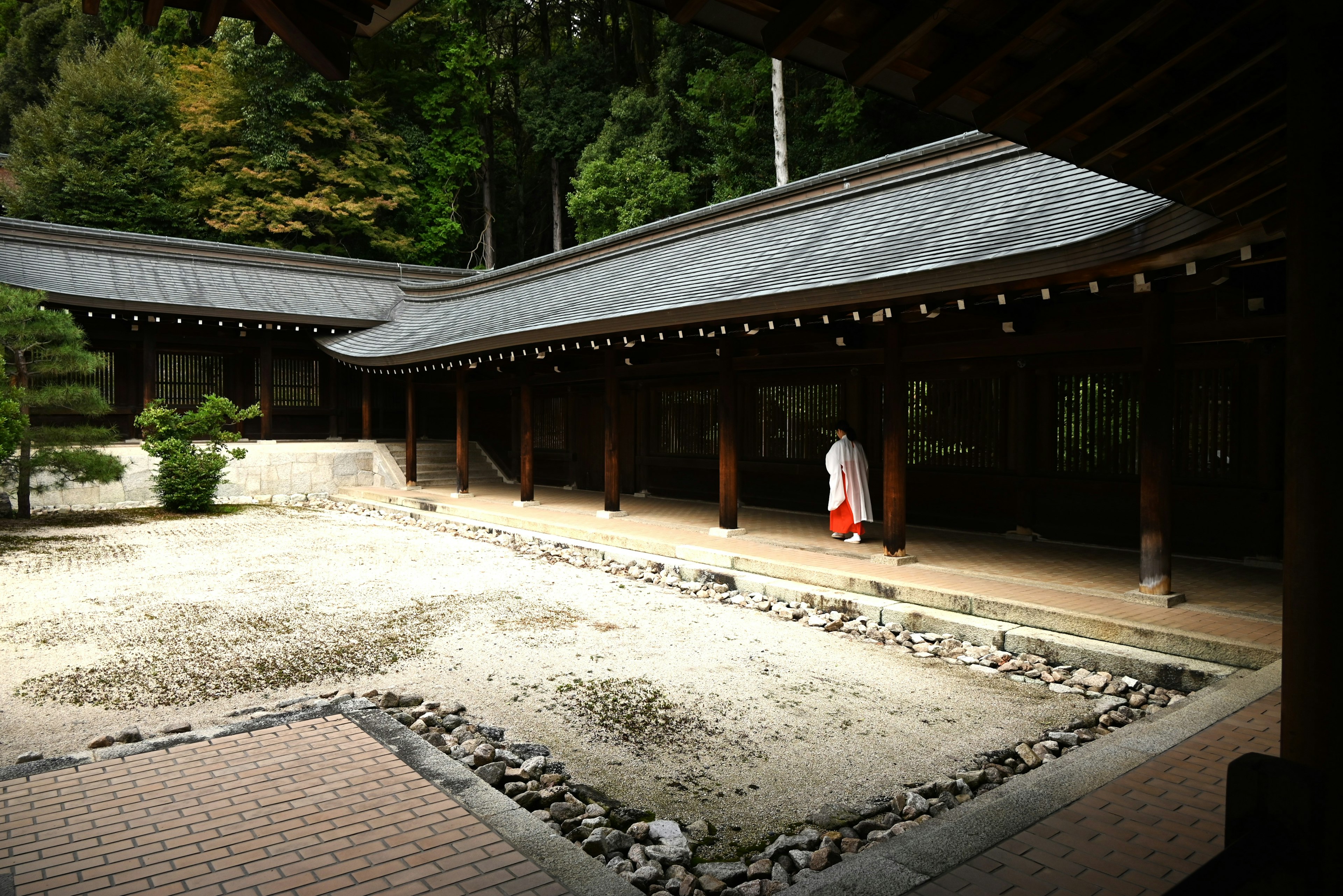 Eine ruhige Szene eines Mönchs, der in einem japanischen Tempelgarten geht