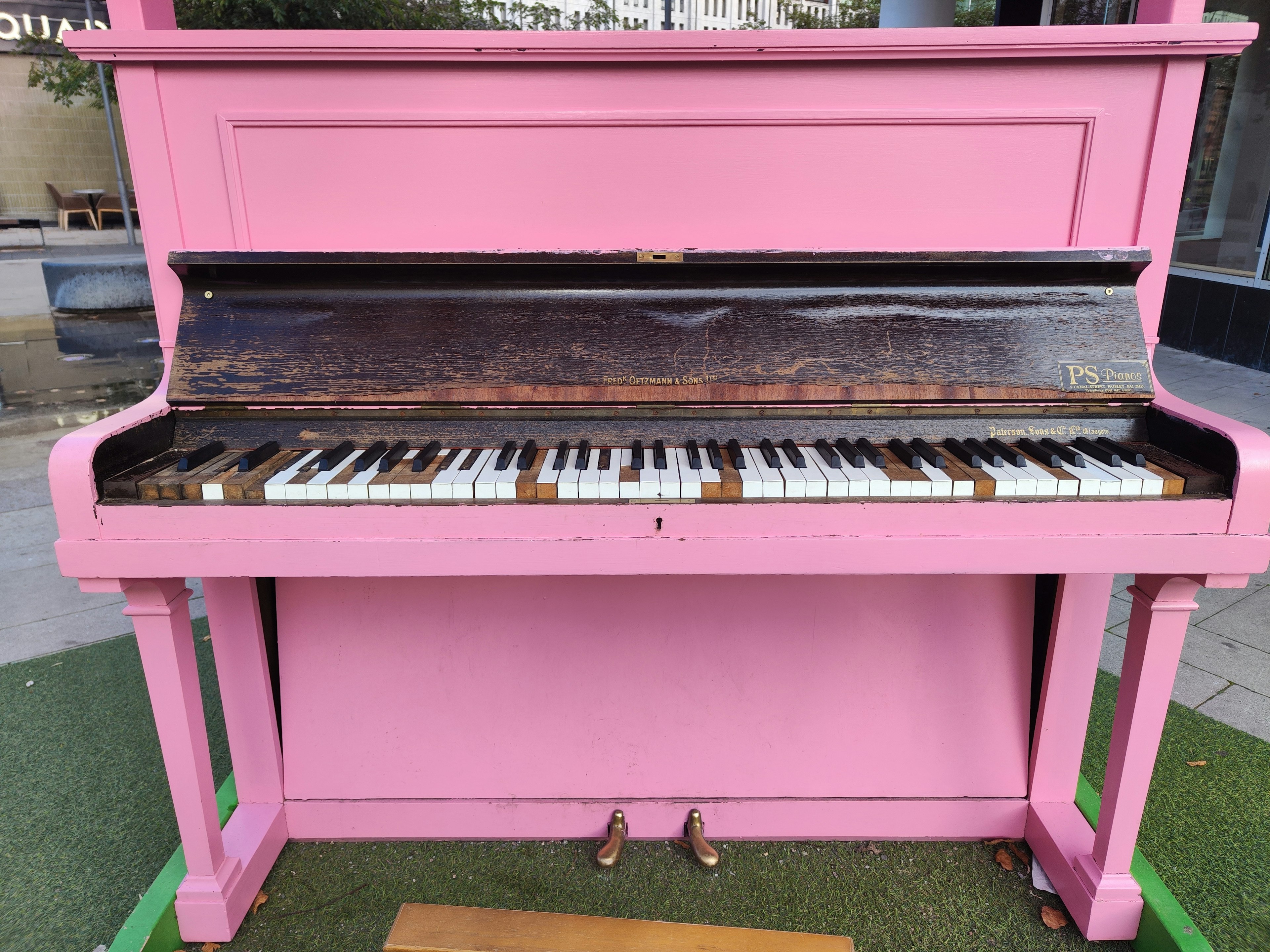 Sebuah piano pink cerah yang menampilkan tuts dan desain uniknya