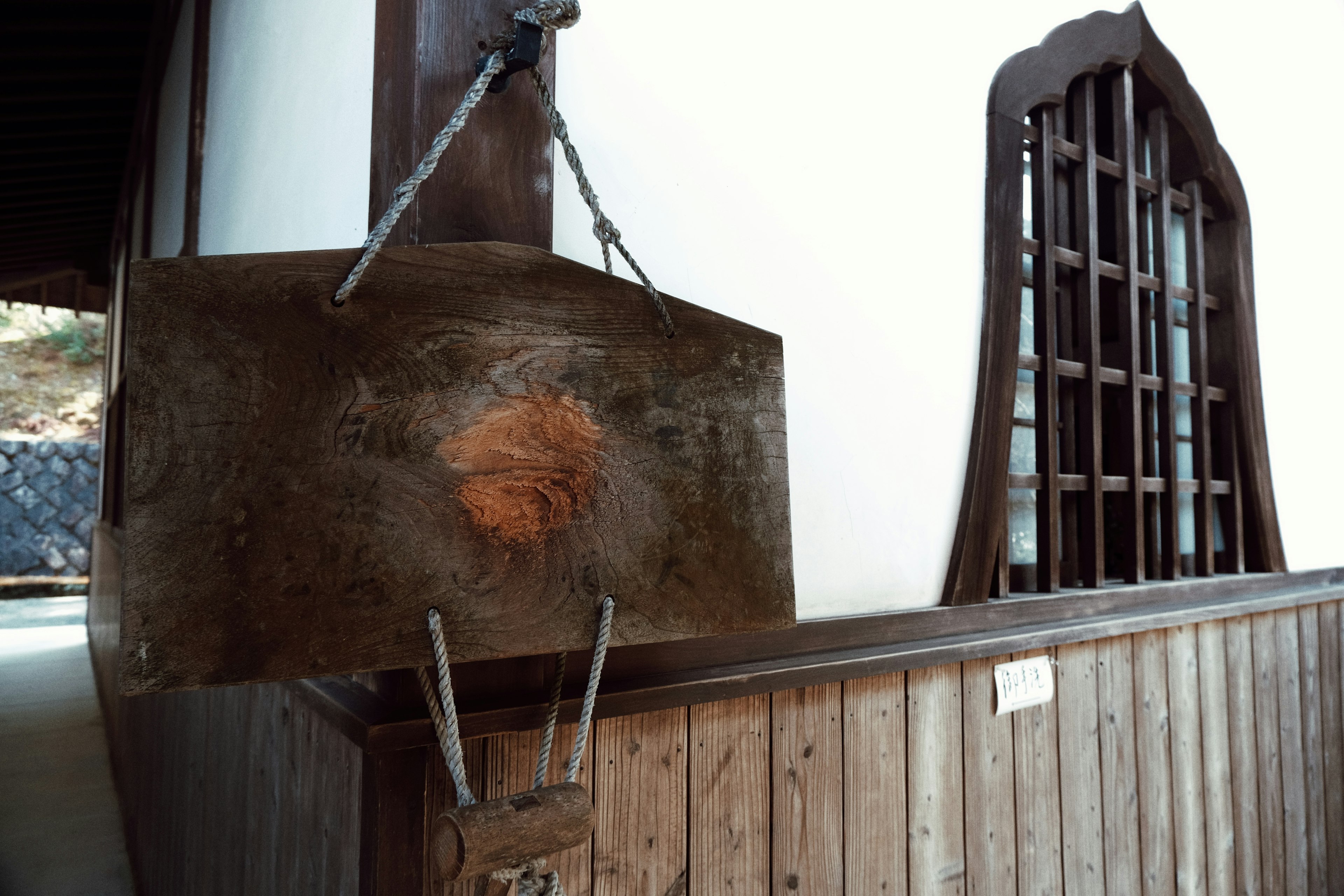 Panneau en bois traditionnel suspendu sur un mur intérieur