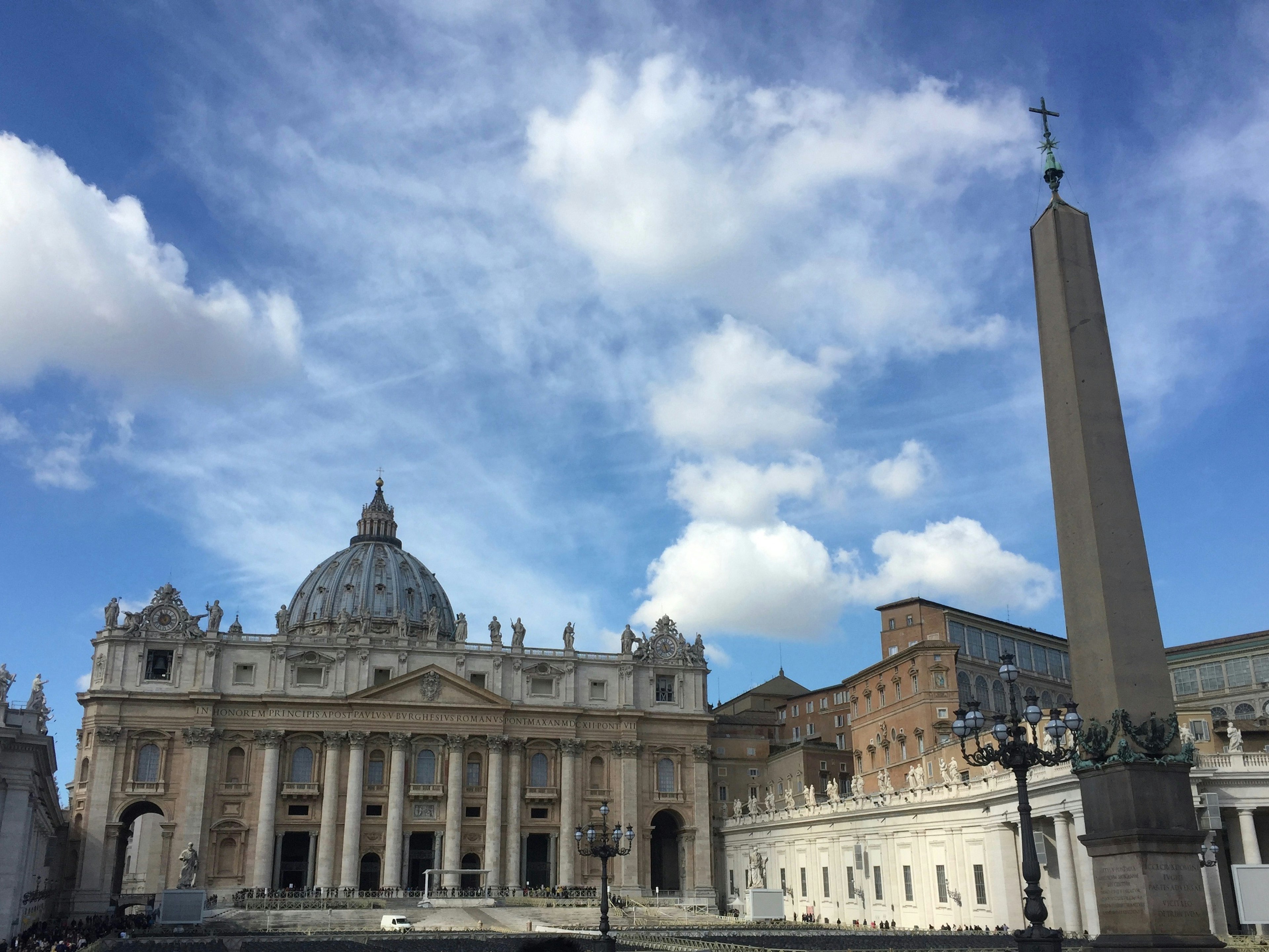 Image de la basilique Saint-Pierre et de l'obélisque à Vatican